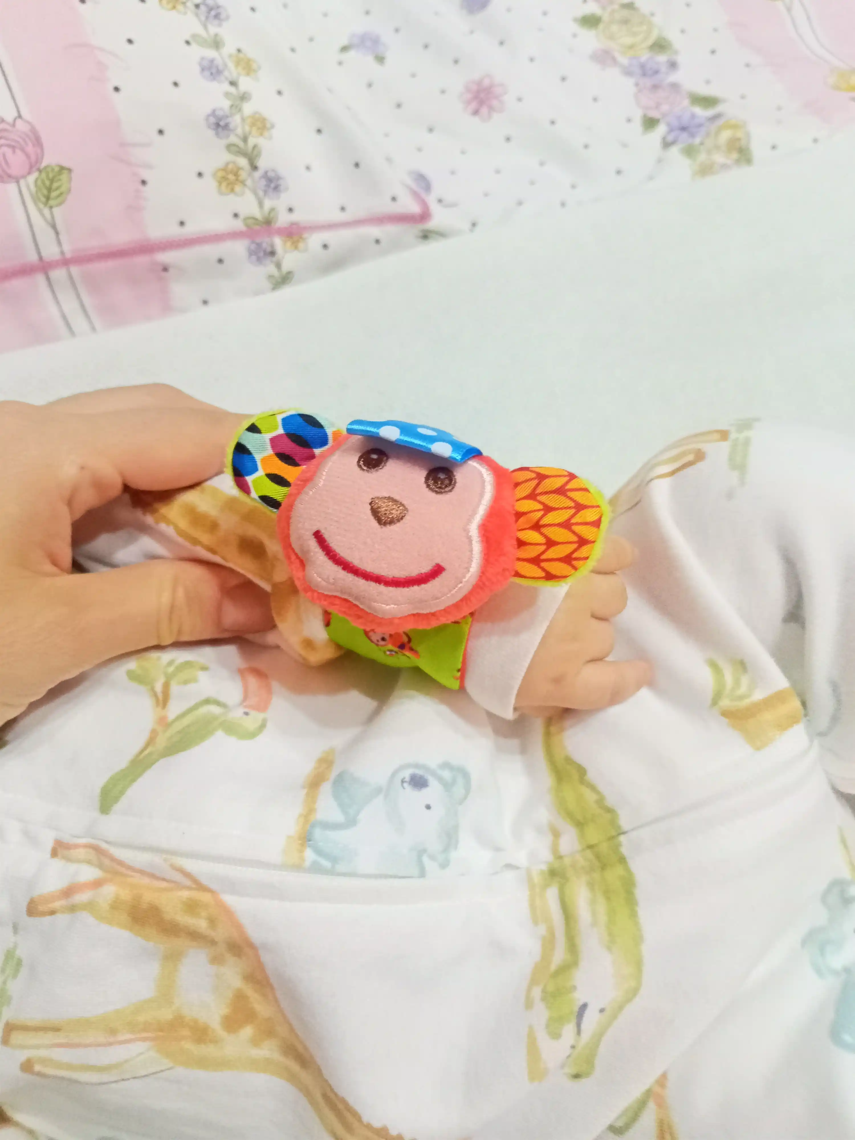 Shaqildoqli paypoqlar "Maymunlar", bilakuzuklar bilan 4 buyum to'plam