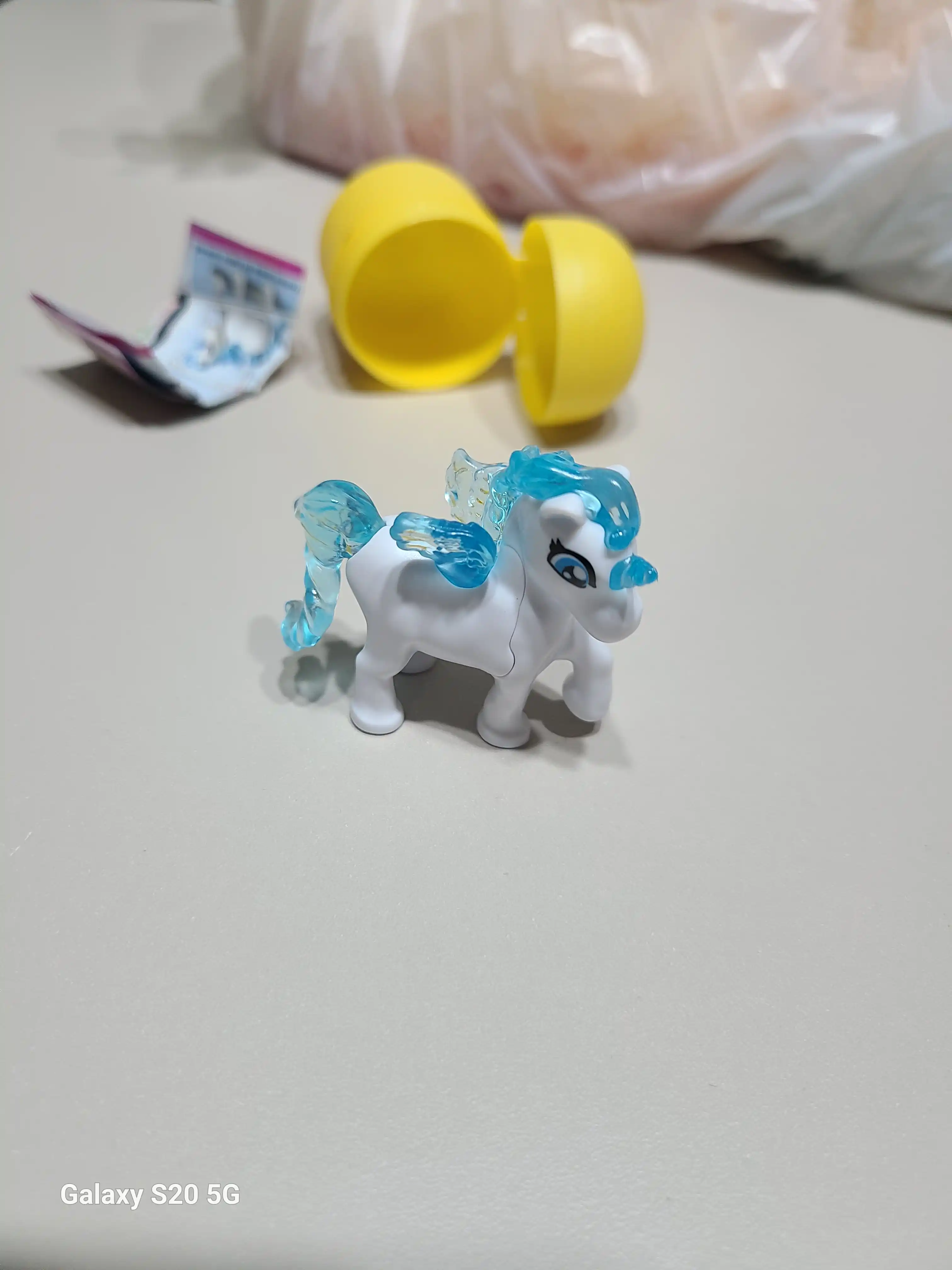 Tuxum Kinder Surpriz qizlar uchun