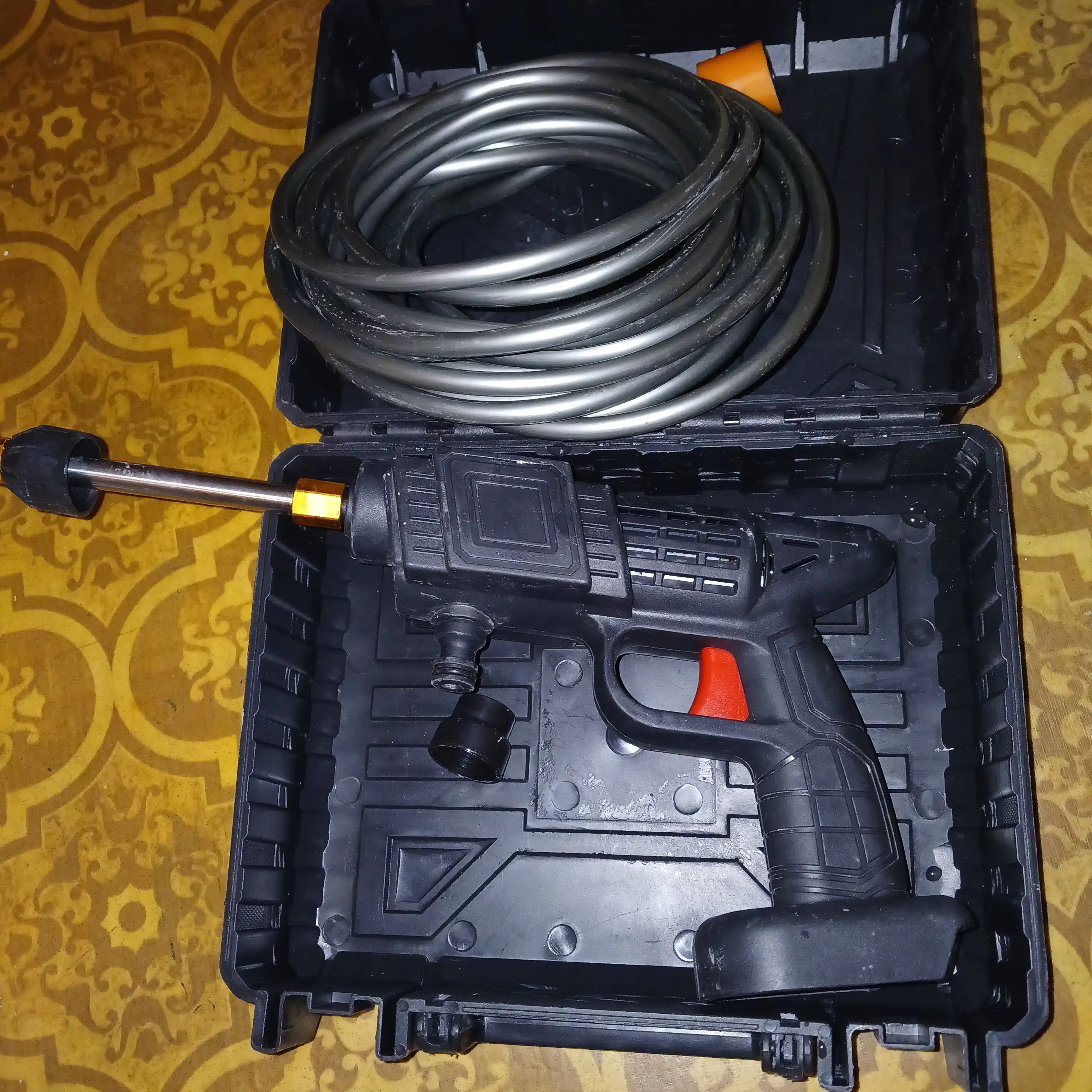 Simsiz mini avtomobil yuvish moslamasi, uy sharoitida
