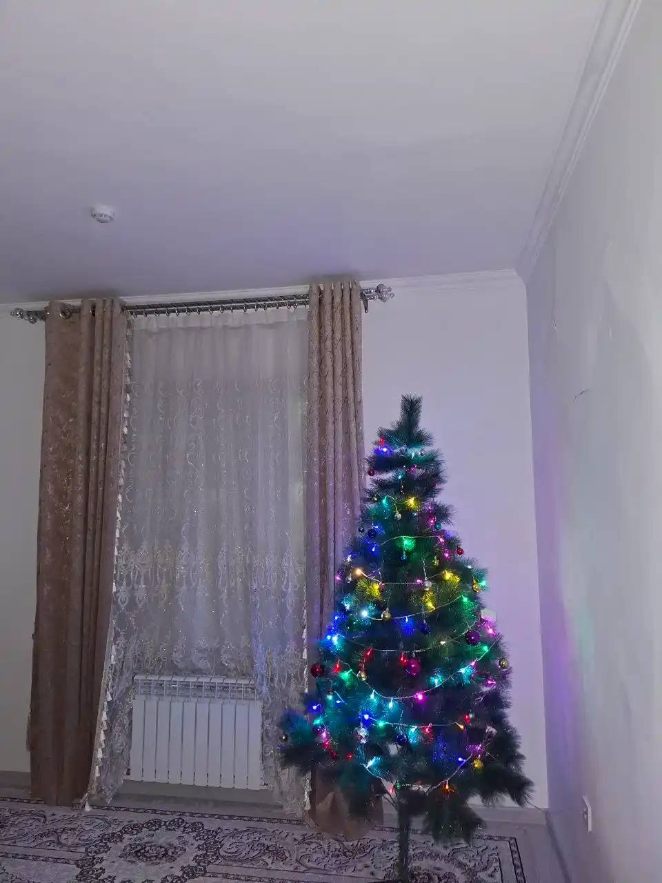 Sun’iy archa, qorli yashil yangi yil archasi, 60 sm–3 m, 3 ta sovg‘a bilan