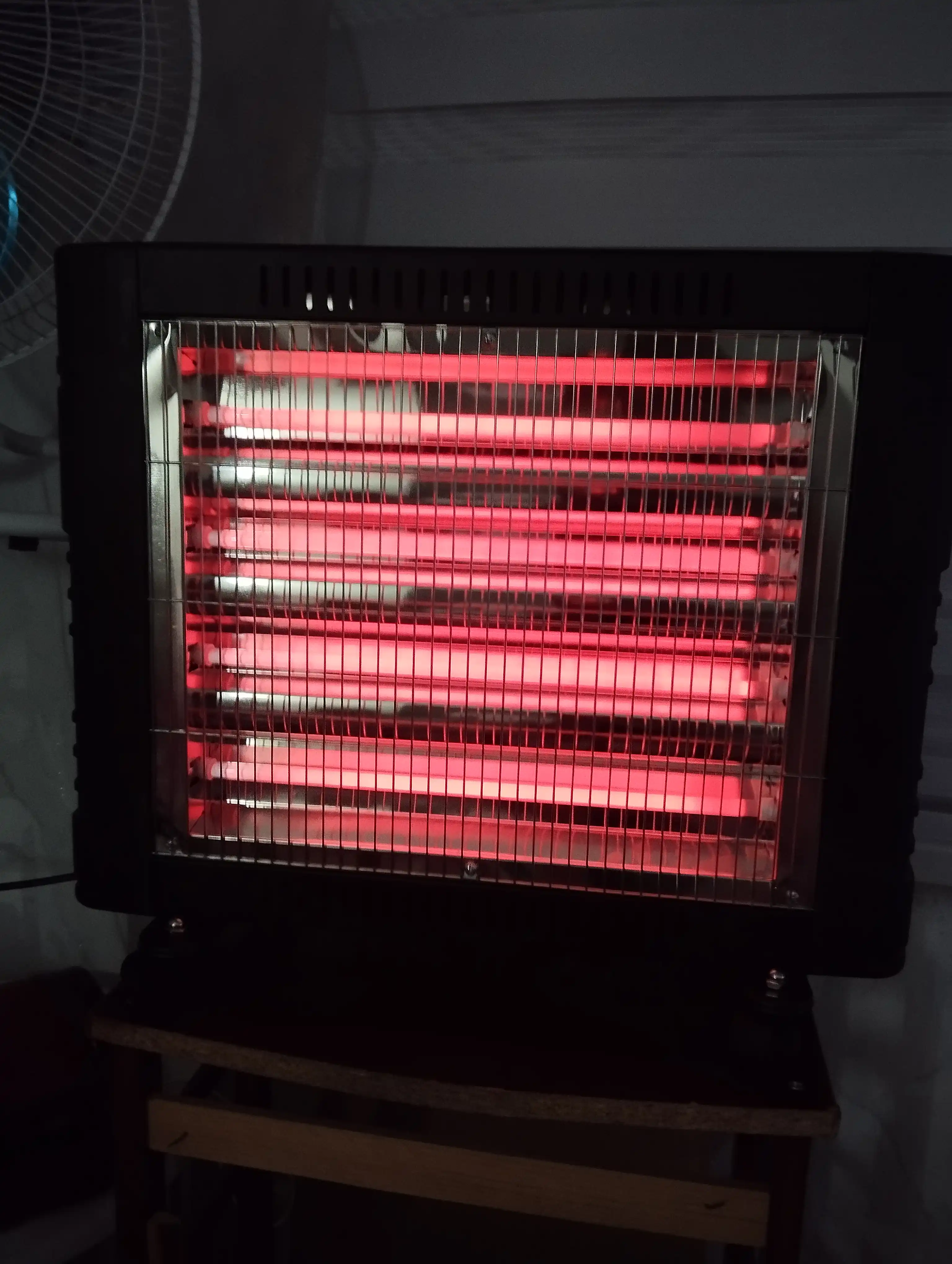 Elektr isitgich pechka GREAT CROWN, quvvati 2400 Vt