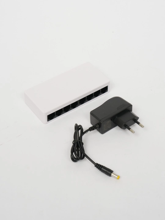 8-portli gigabit stol usti switch (kommutator), 10/100/1000 Mbit/s