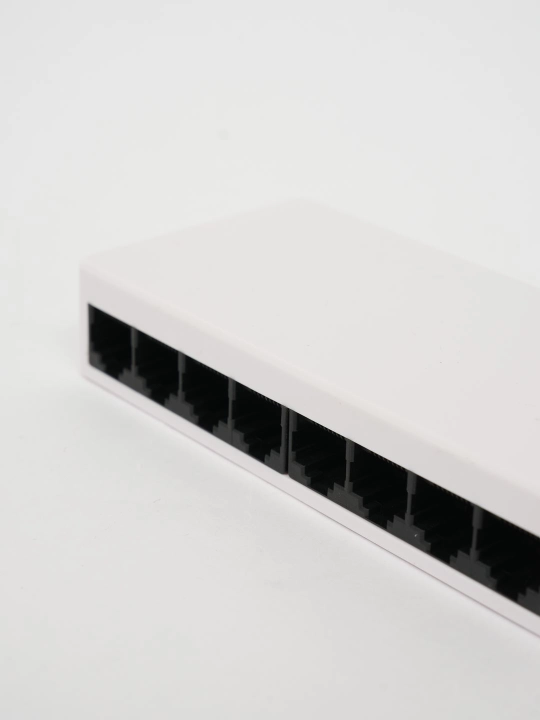 8-portli gigabit stol usti switch (kommutator), 10/100/1000 Mbit/s