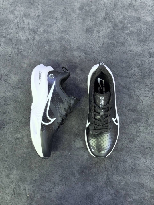 Erkaklar va ayollar uchun krosovkalar NlKE Air ZoomX 1 razmer kattasi tavsiya etiladi