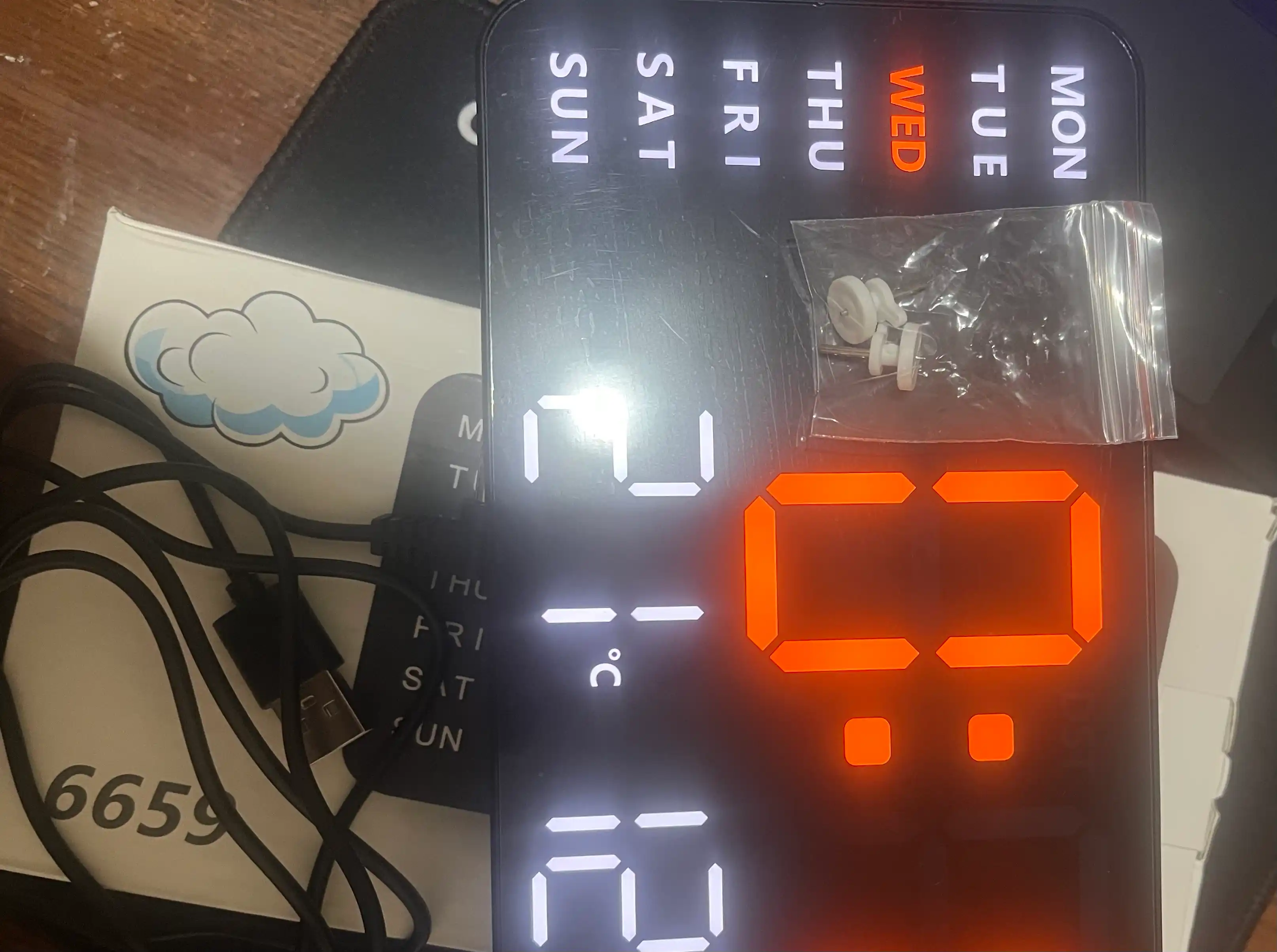 Yorqin ekran, termometr, kalendar, hafta kunlari va signalga ega elektron LED soat