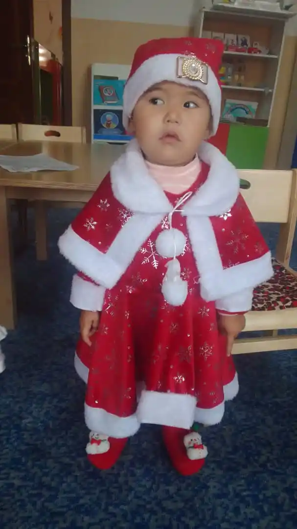 Yangi yil qorqiz kostyumi, qizlar uchun bayramona ko‘ylak, yopinchiqli karnaval ko‘ylagi