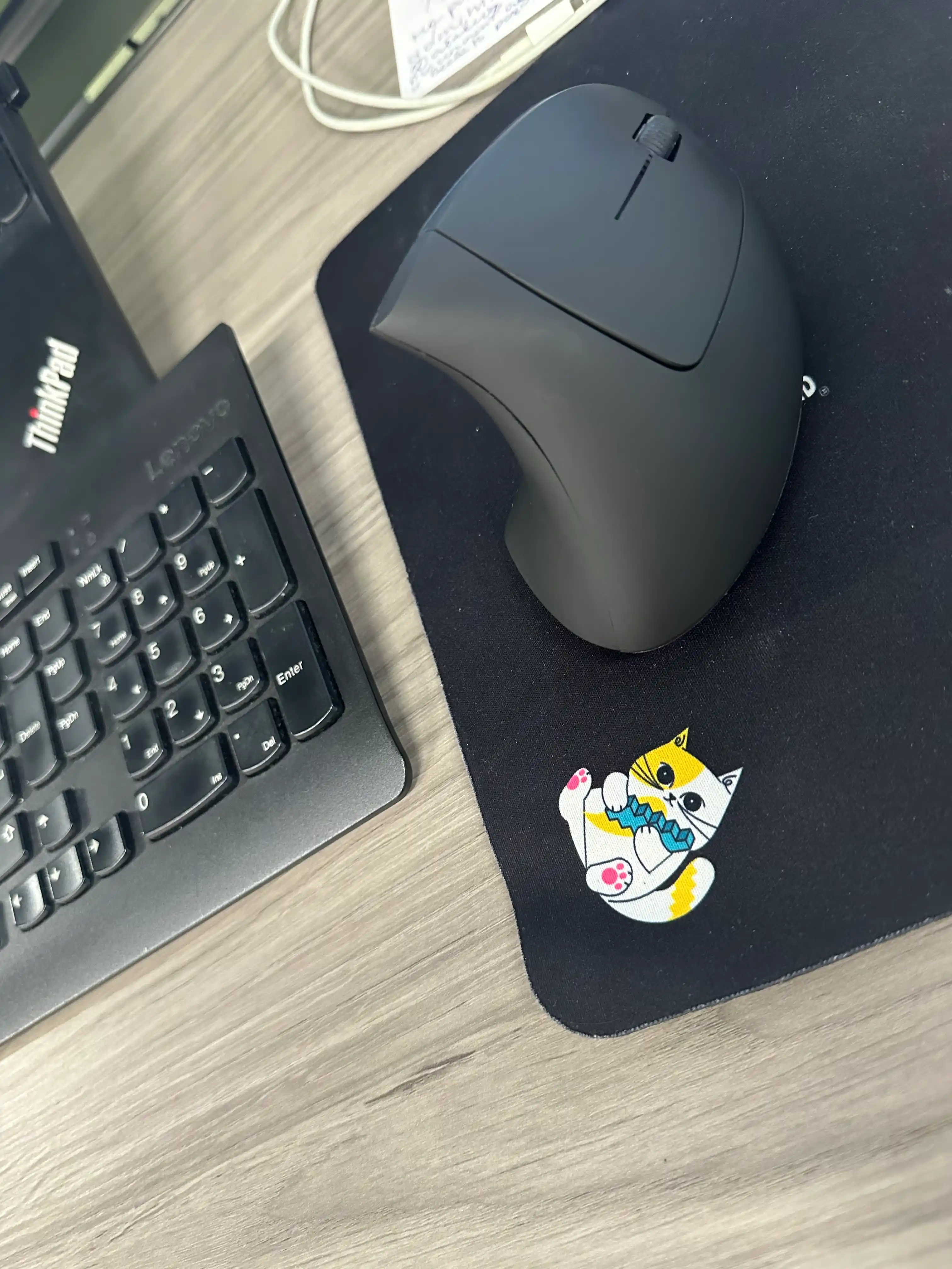 Vertikal ergonomik sichqoncha, kompyuter va noutbuk uchun, 5 tugma, oʻng qoʻl uchun