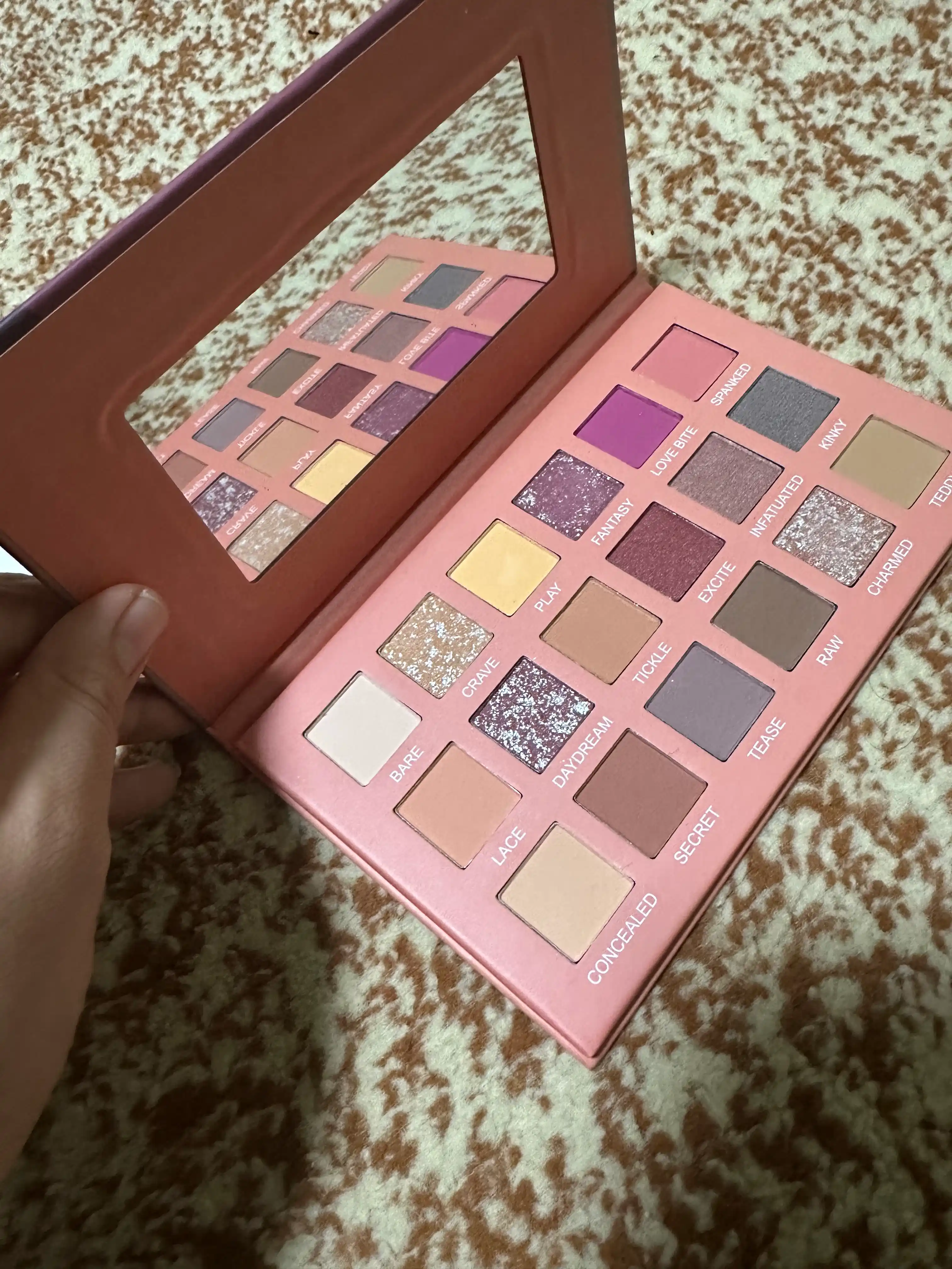 Ko'z tenlar palitrasi Huda Beauty The New Nude Eyeshadow Palette