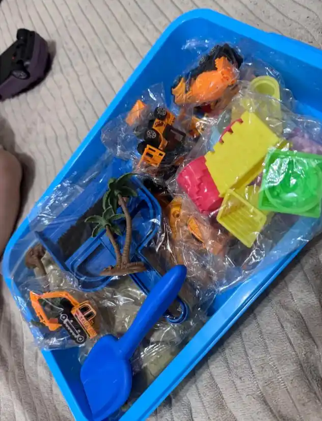 Kinetik qum va qum qutisi bilan, plastilin, bolalar uchun o'yinchoq