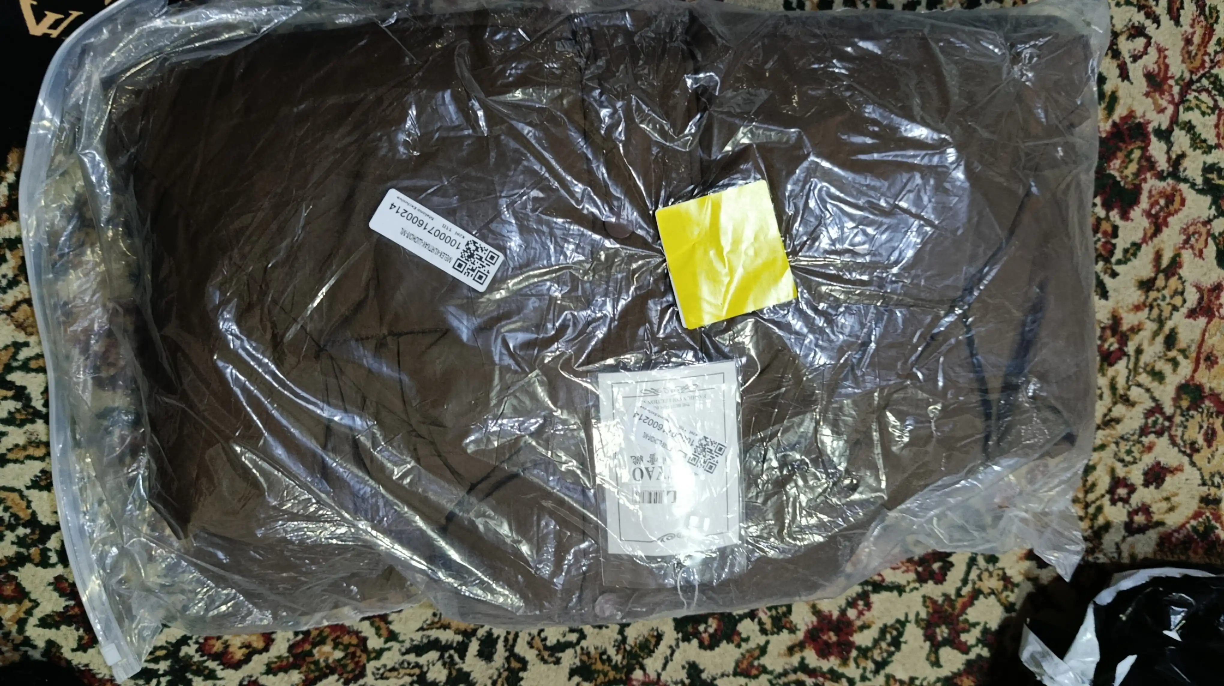 Ayollar uchun issiq qishki puff kurtka – tik turadigan yoqa va pastki qismi bog‘lamali