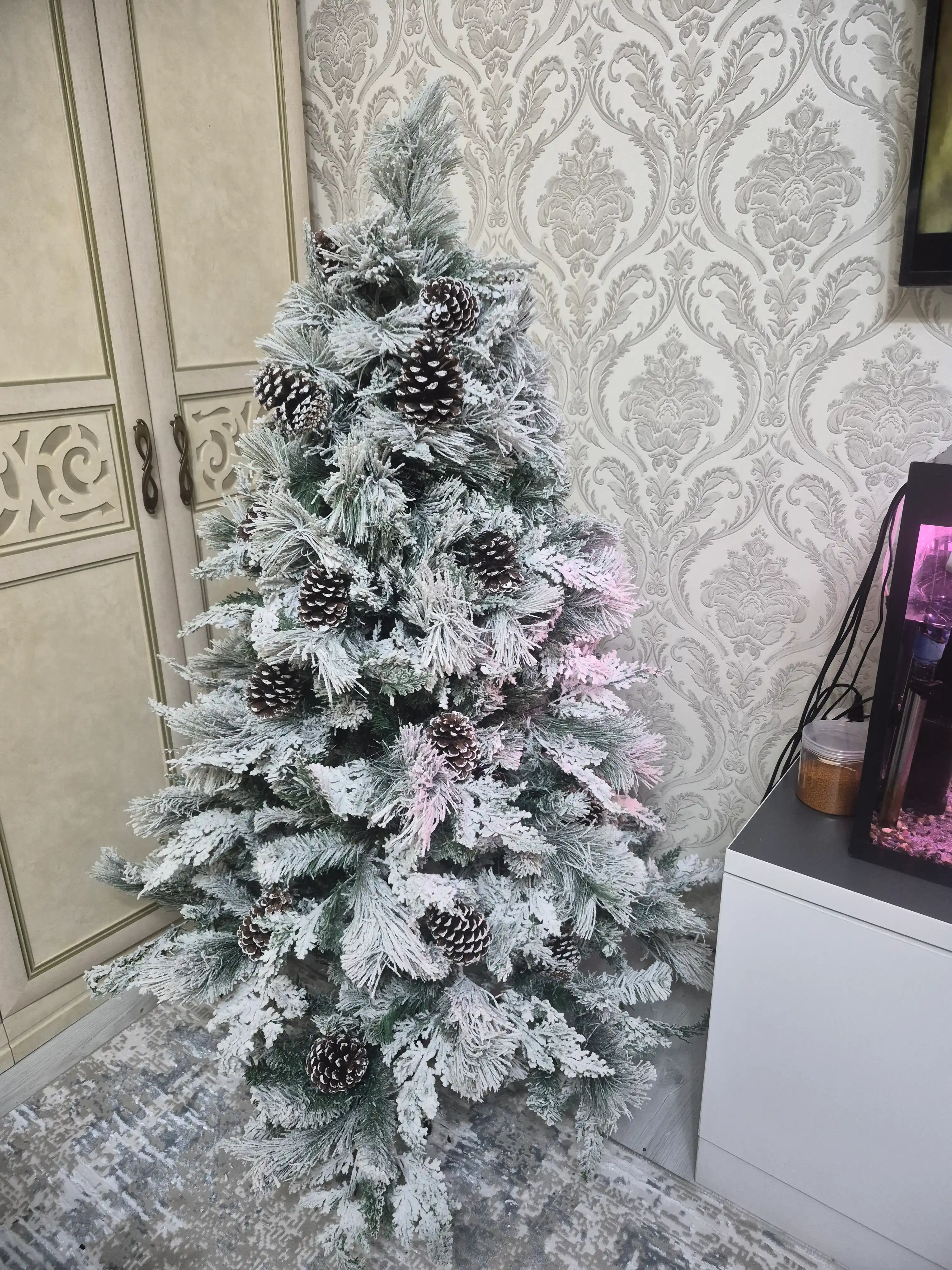 Sun'iy qor bilan qoplangan yangi yil archasi, 120 sm dan 210 sm gacha