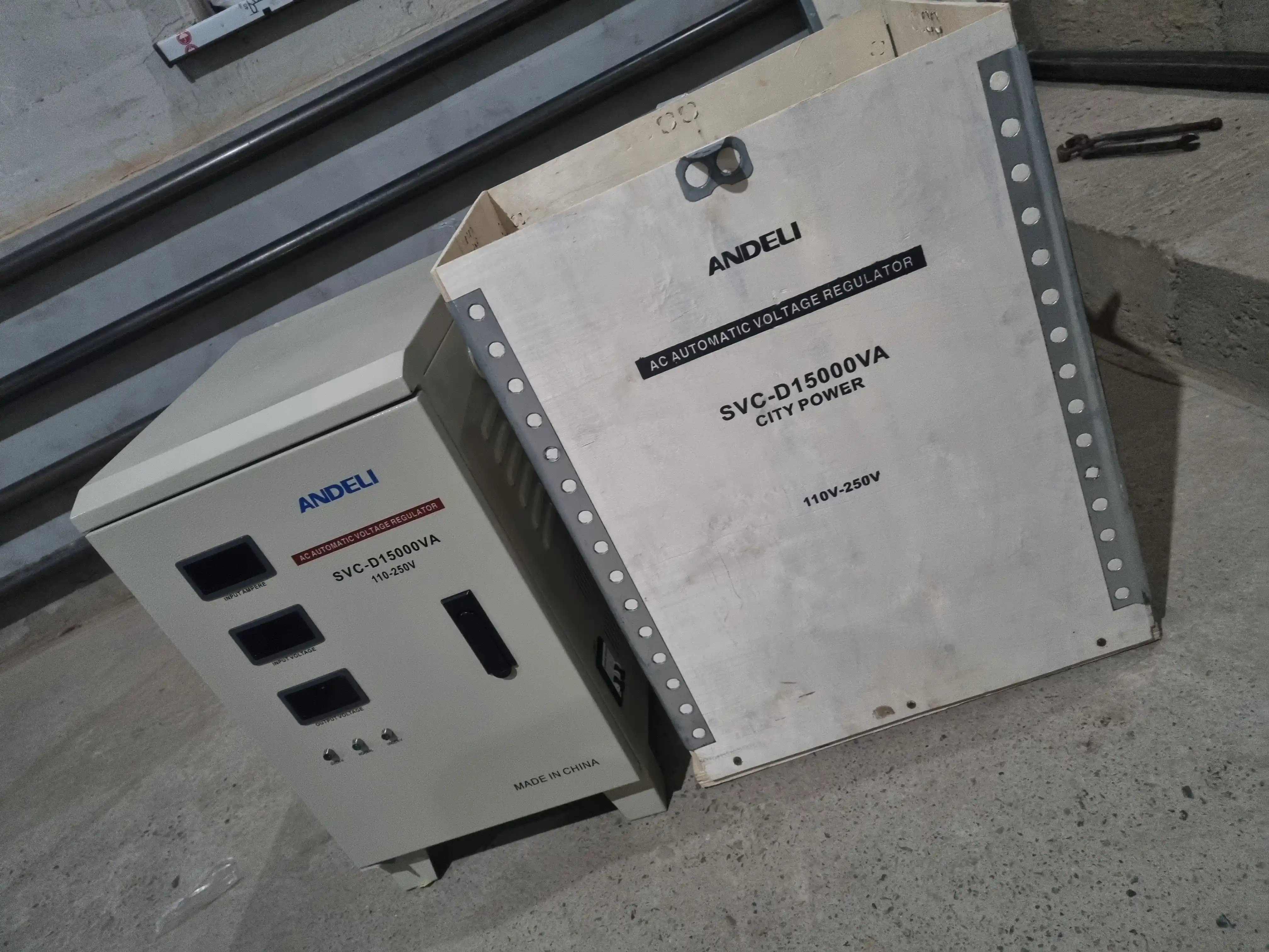 Avtomatik voltaj stabilizatori Andeli SVC-D 15000VA, 15 kW, 220 volt
