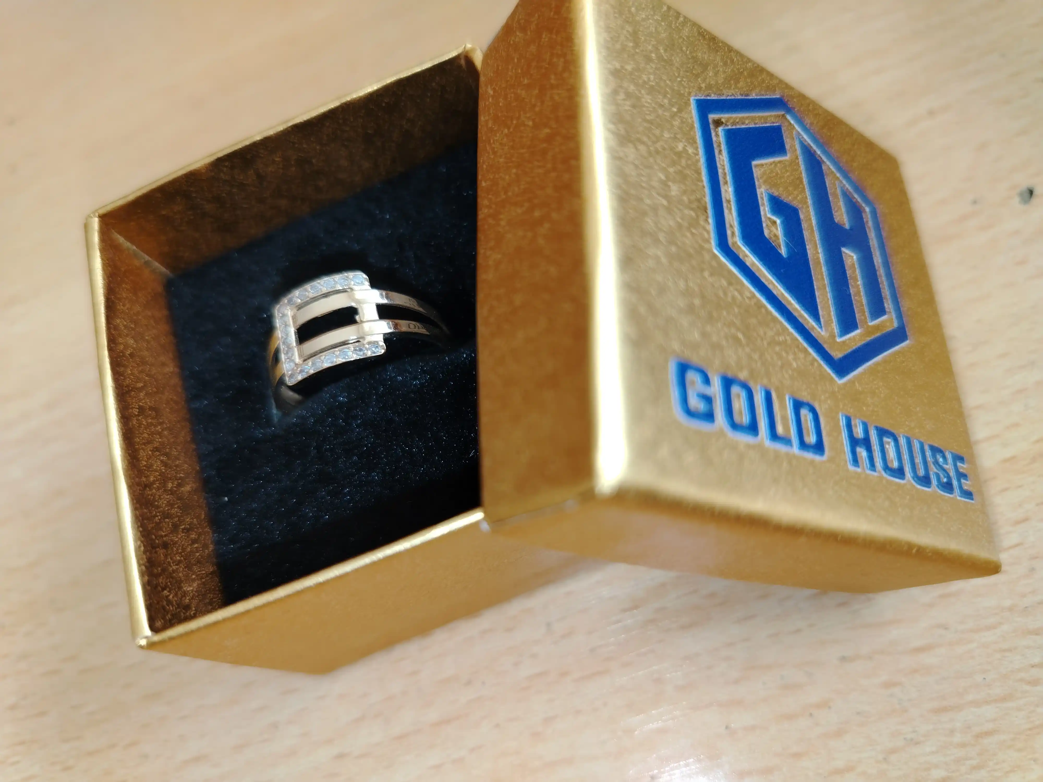 GOLD HOUSE oltin uzugi S23A modeli - fianit qo‘shimchalar bilan nafis dizayn