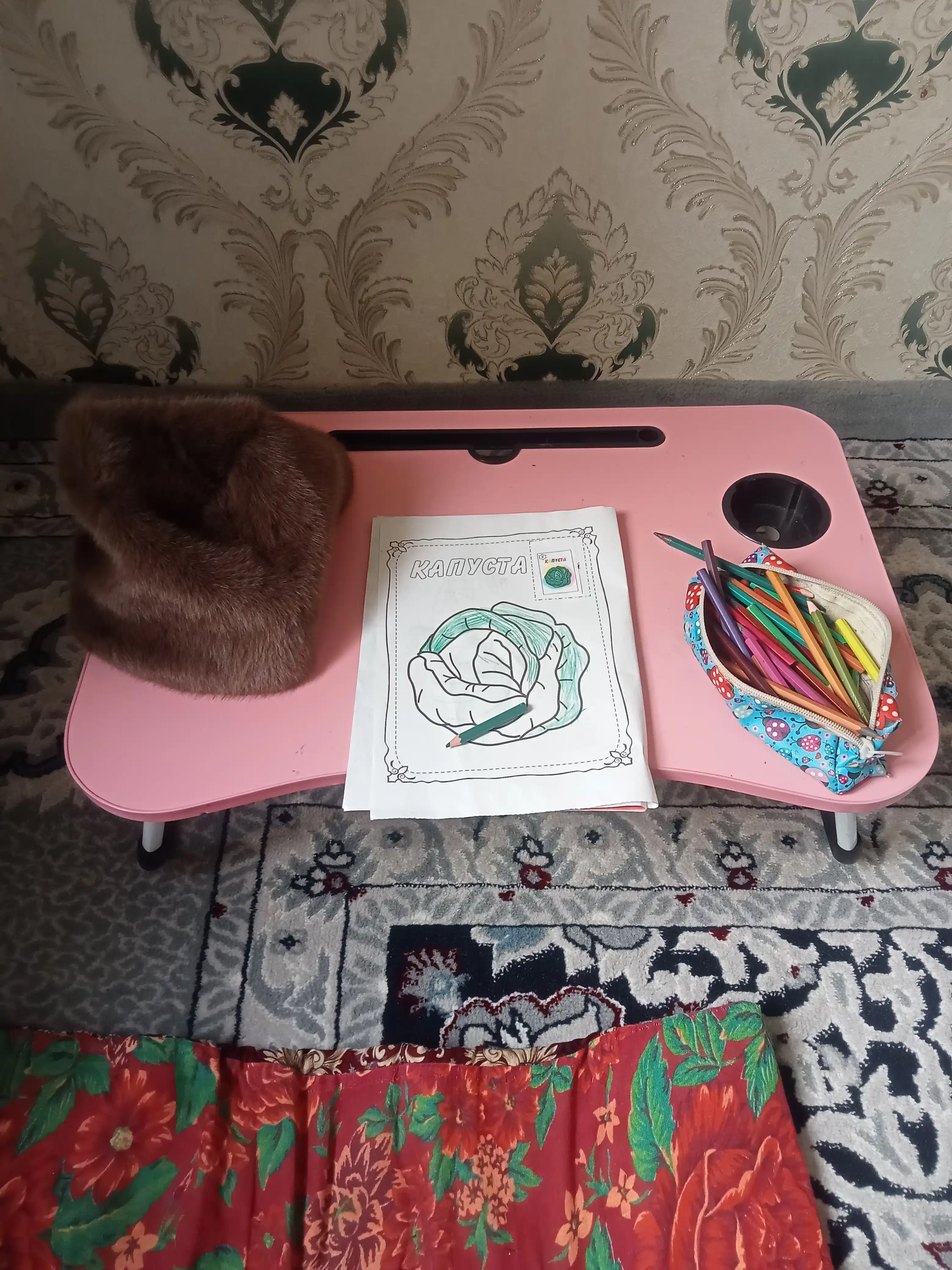 Ko'chma yig'iladigan stol parta, noutbuk, planshet, telefon, dars uchun rang tasodifiy