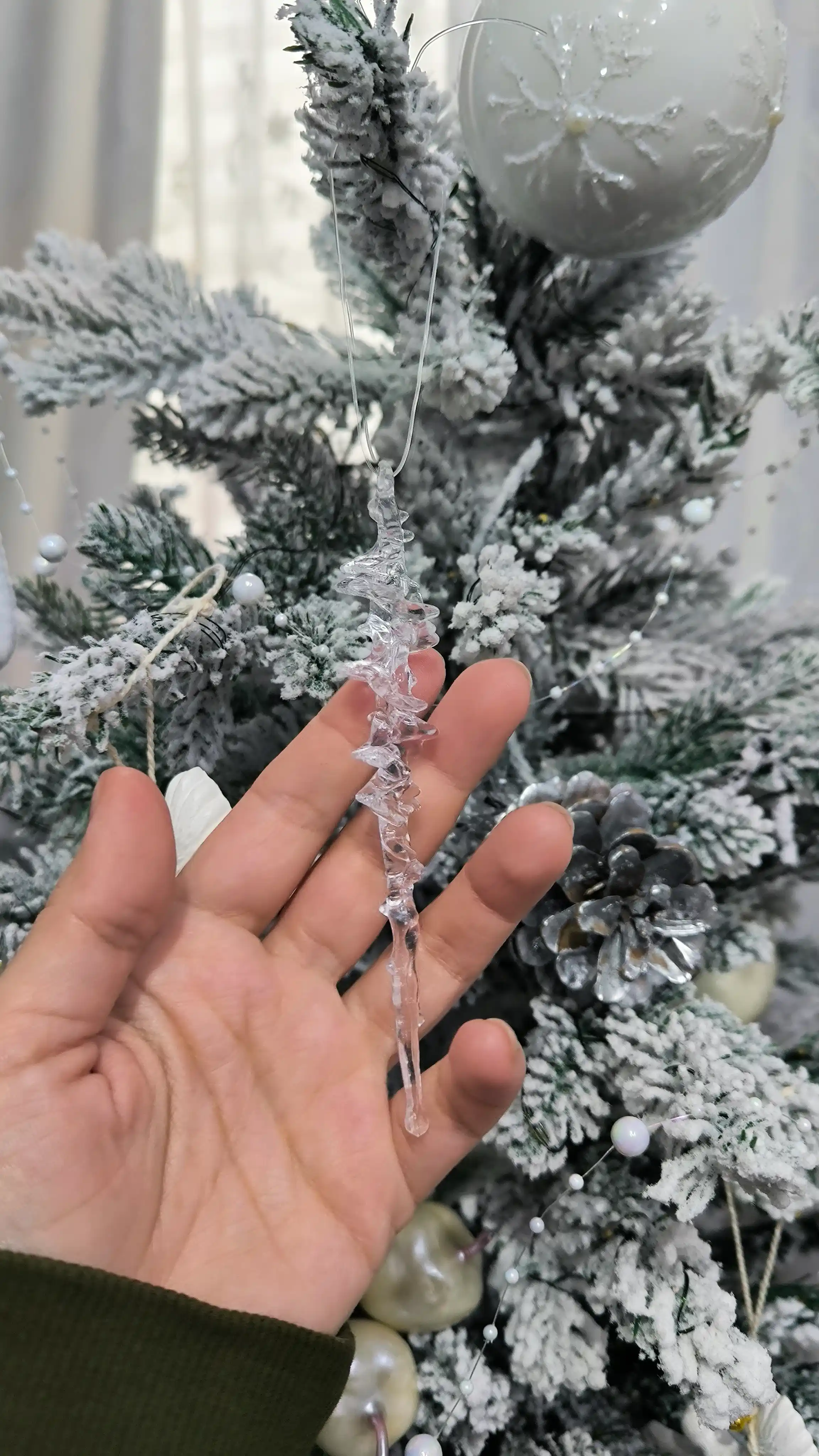 Yangi yil daraxti bezaklari qor parchalari, muzlar, kiyiklar