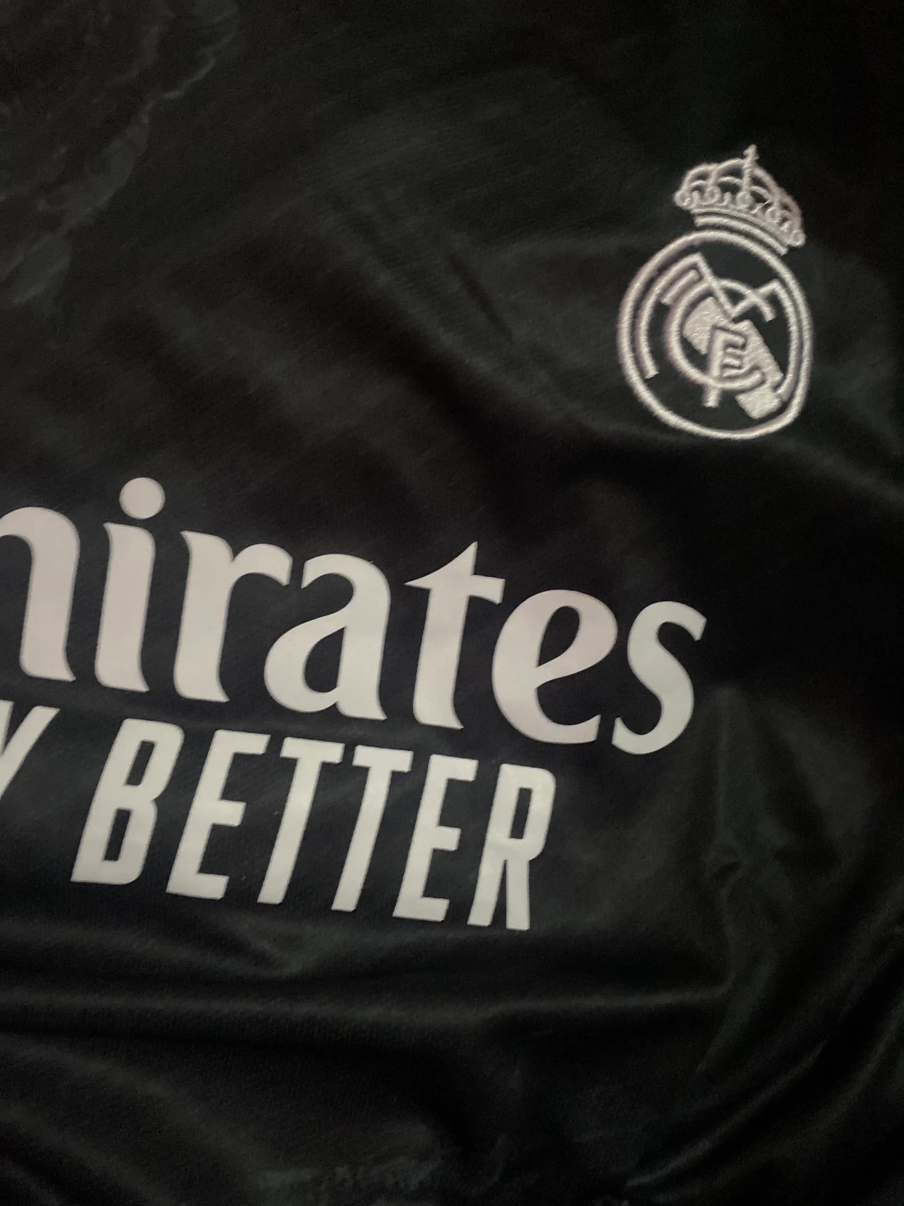 Futbol yengli formalari "Real Madrid", uy va safar uchrashuvlari uchun 24 / 25