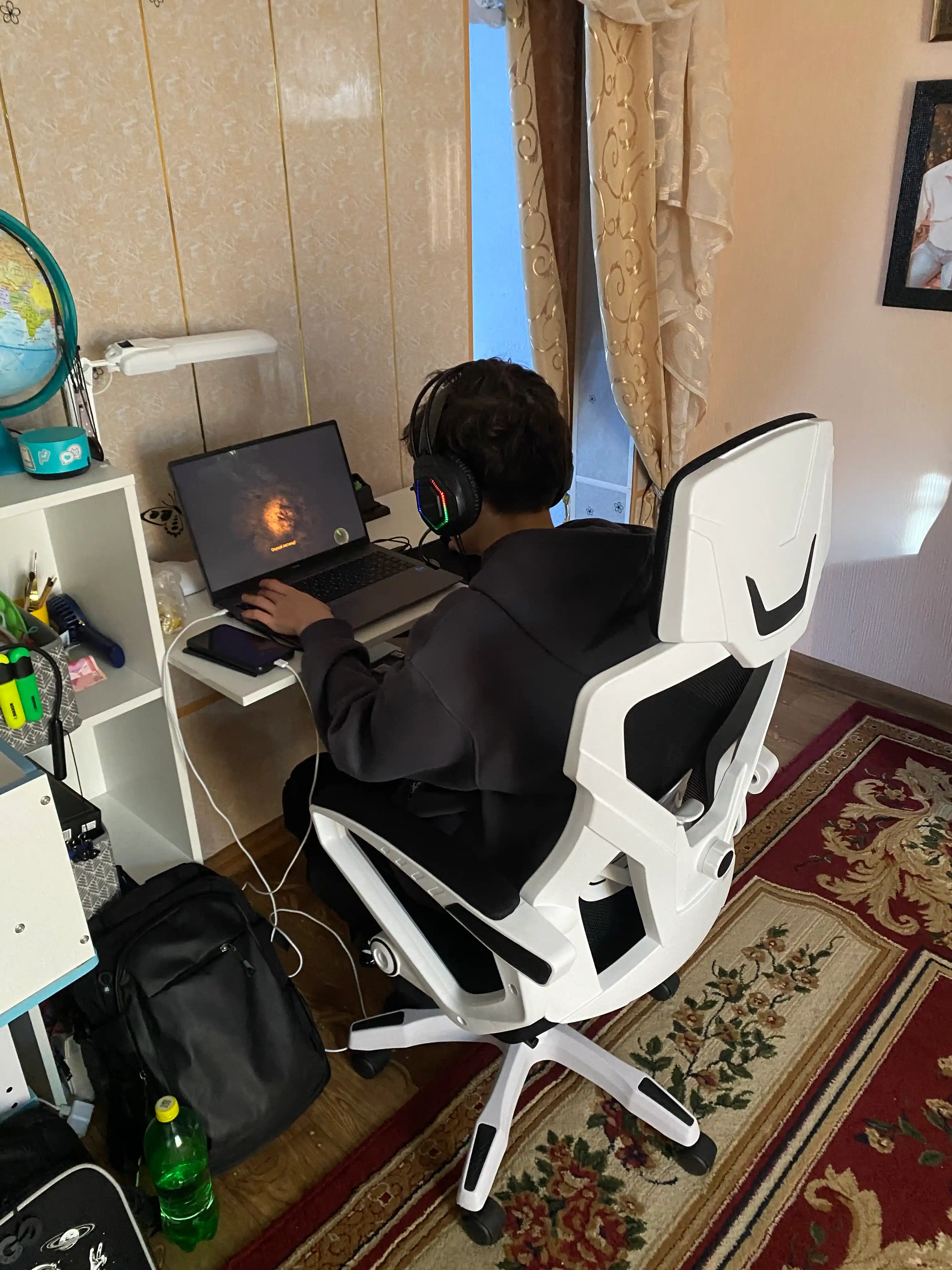 Ofis kreslosi, ergonomik,sozlanuvchan bosh suyanchig'i va bel suyanchig'i