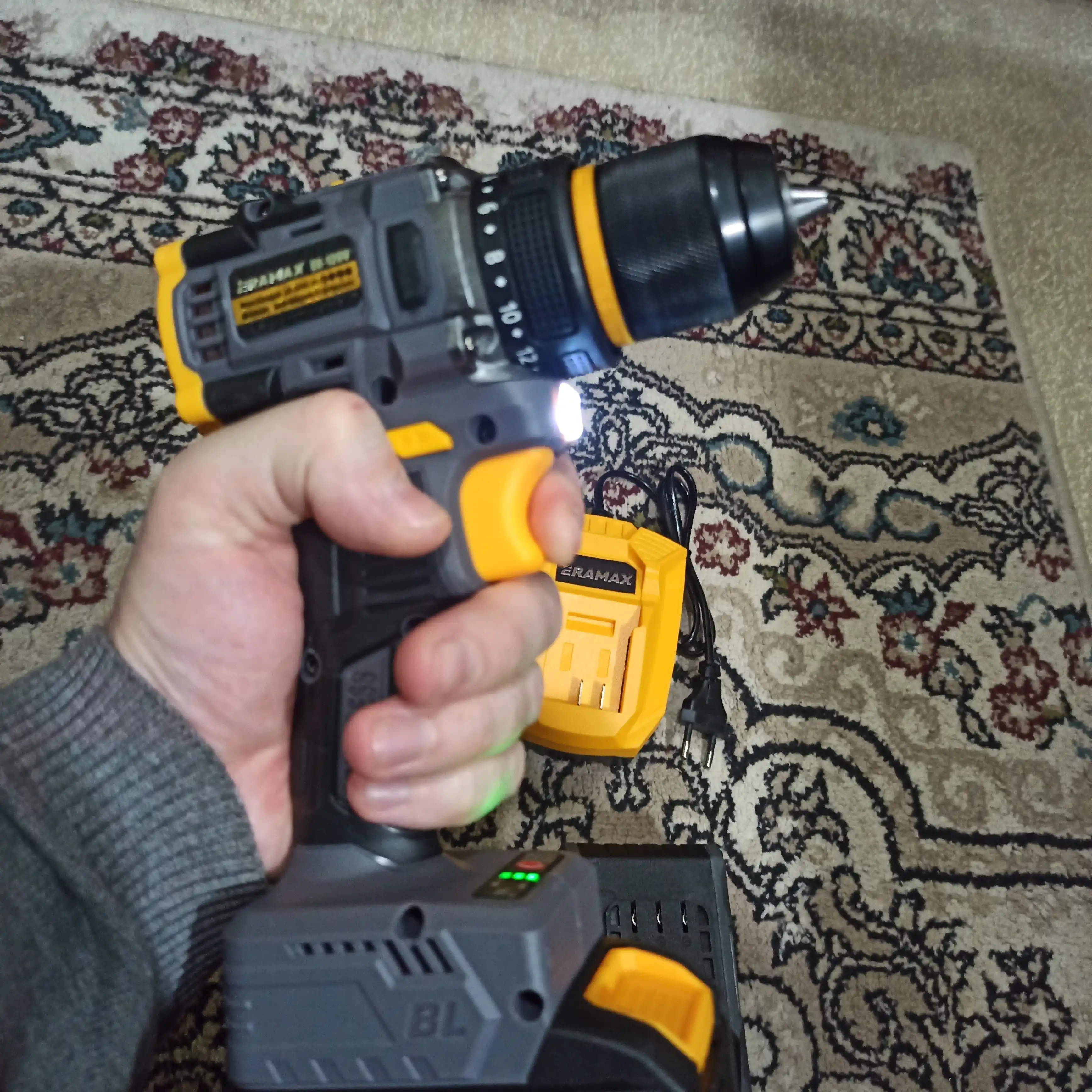 Shurup buragich cho'tkasiz motor Eramax, 10 mm, zaryad ko'rsatkichi bilan drel