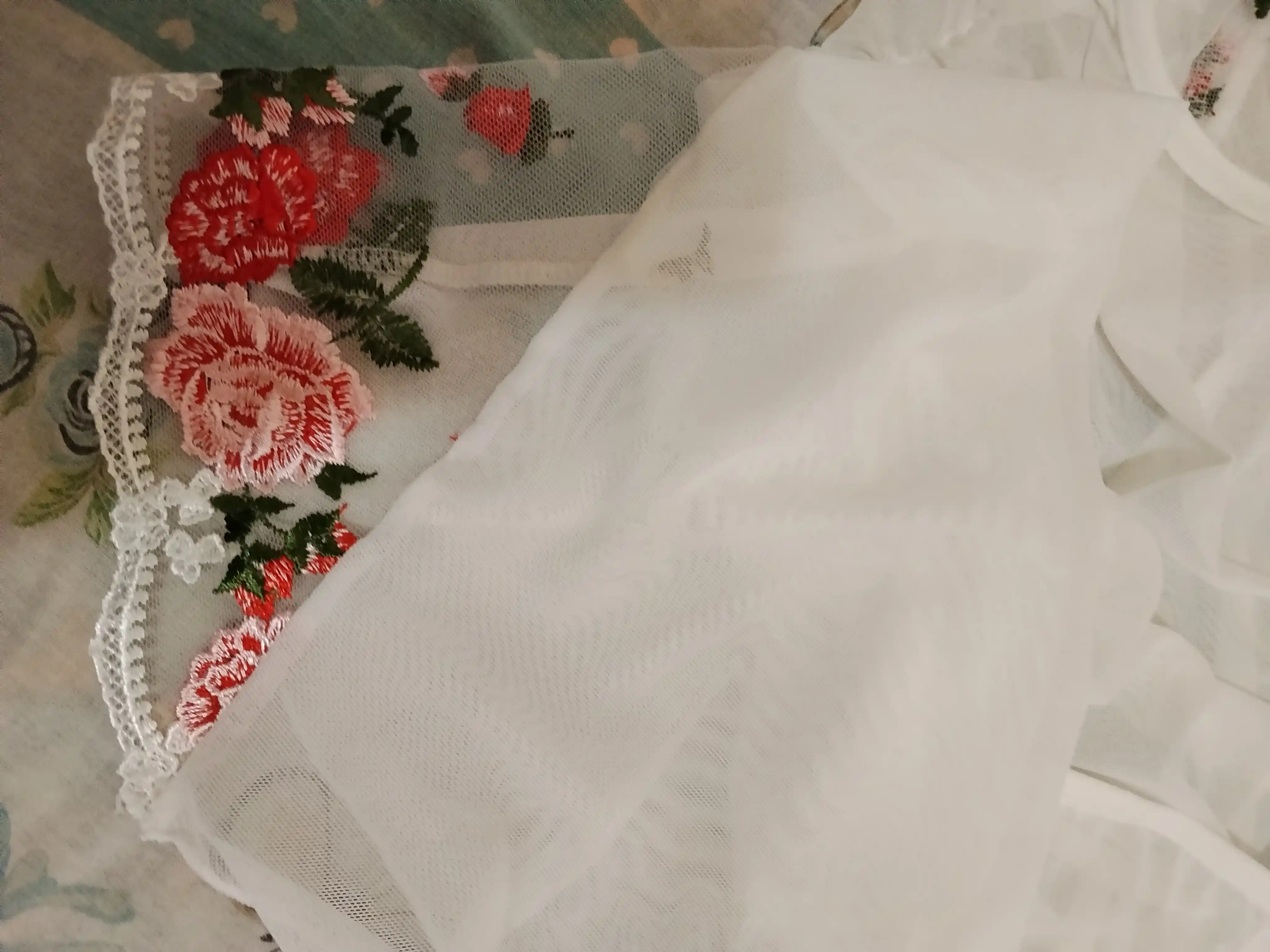 Tungi ko‘ylak, ayollar uchun, atirgul kashtalari bilan bezatilgan romantik to‘rli penyuar