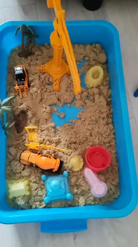 Kinetik qum va qum qutisi bilan, plastilin, bolalar uchun o'yinchoq