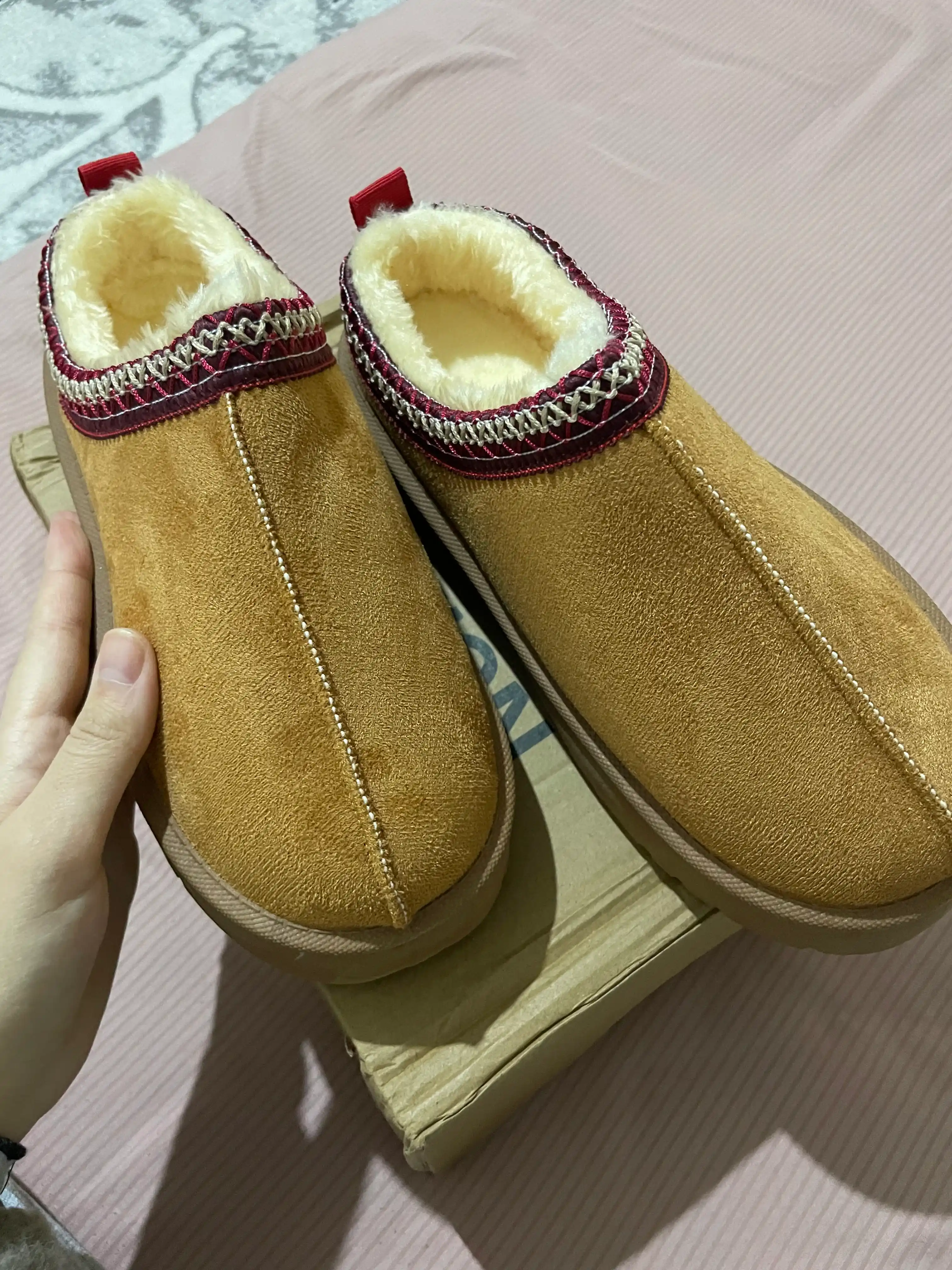 Mo'ynali astarli ayollar uchun kalta Ugg etiklari. 1 o'lcham kichik