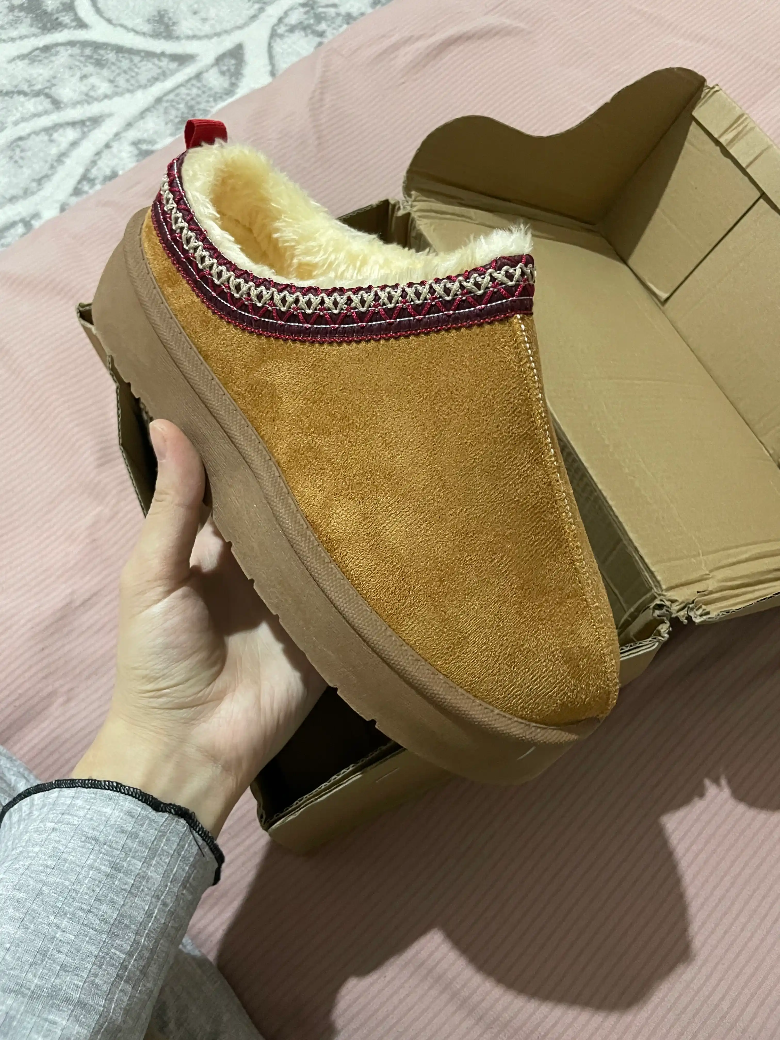 Mo'ynali astarli ayollar uchun kalta Ugg etiklari. 1 o'lcham kichik