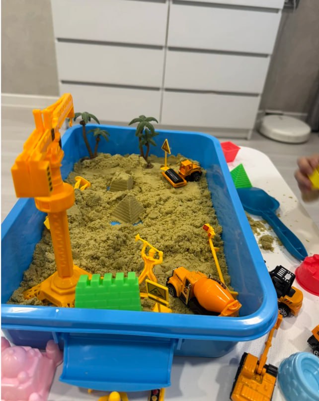 Kinetik qum va qum qutisi bilan, plastilin, bolalar uchun o'yinchoq