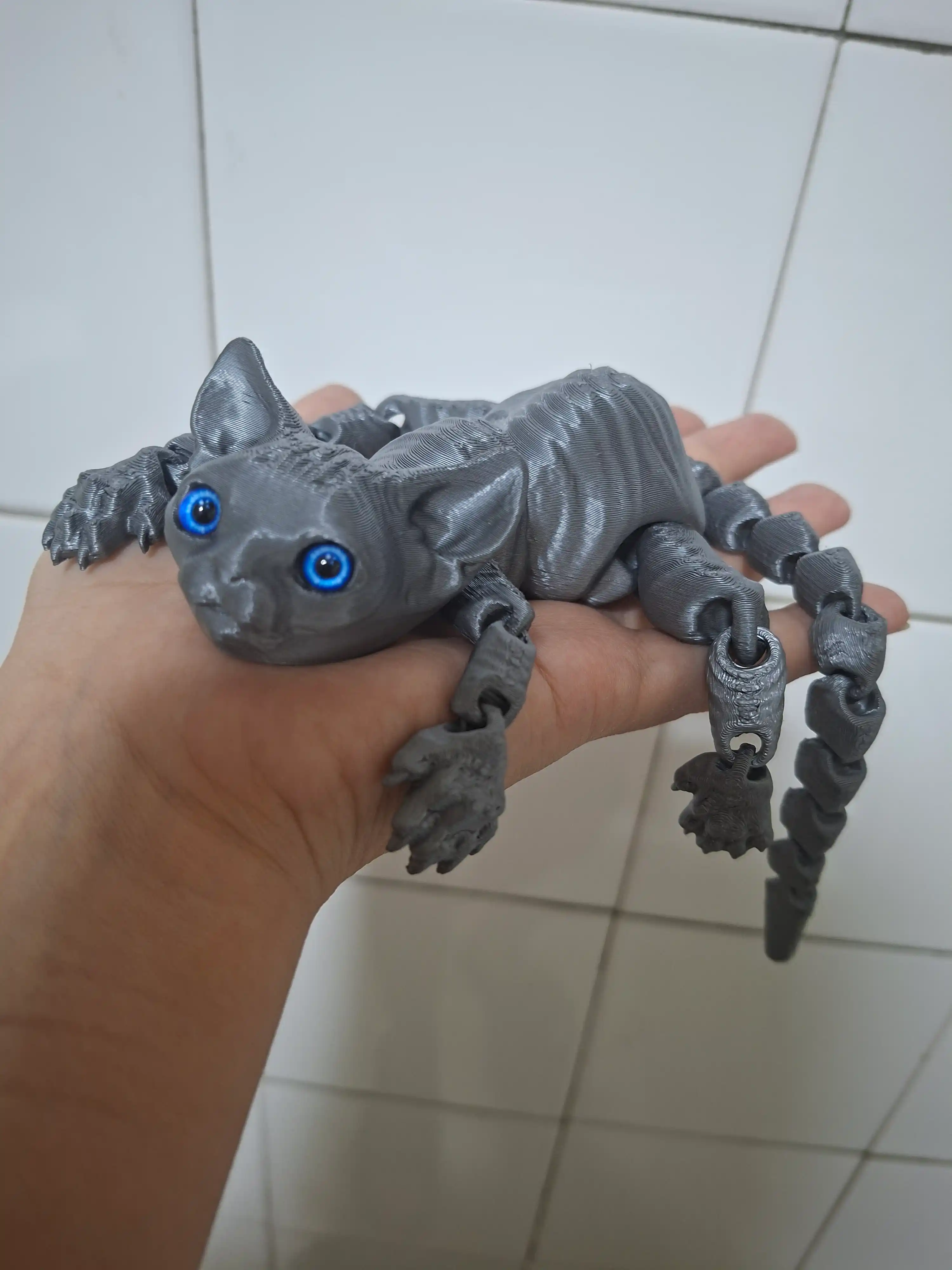 3D printerda chop etilgan antistress harakatlanuvchi o‘yinchoq mushukcha sfinks