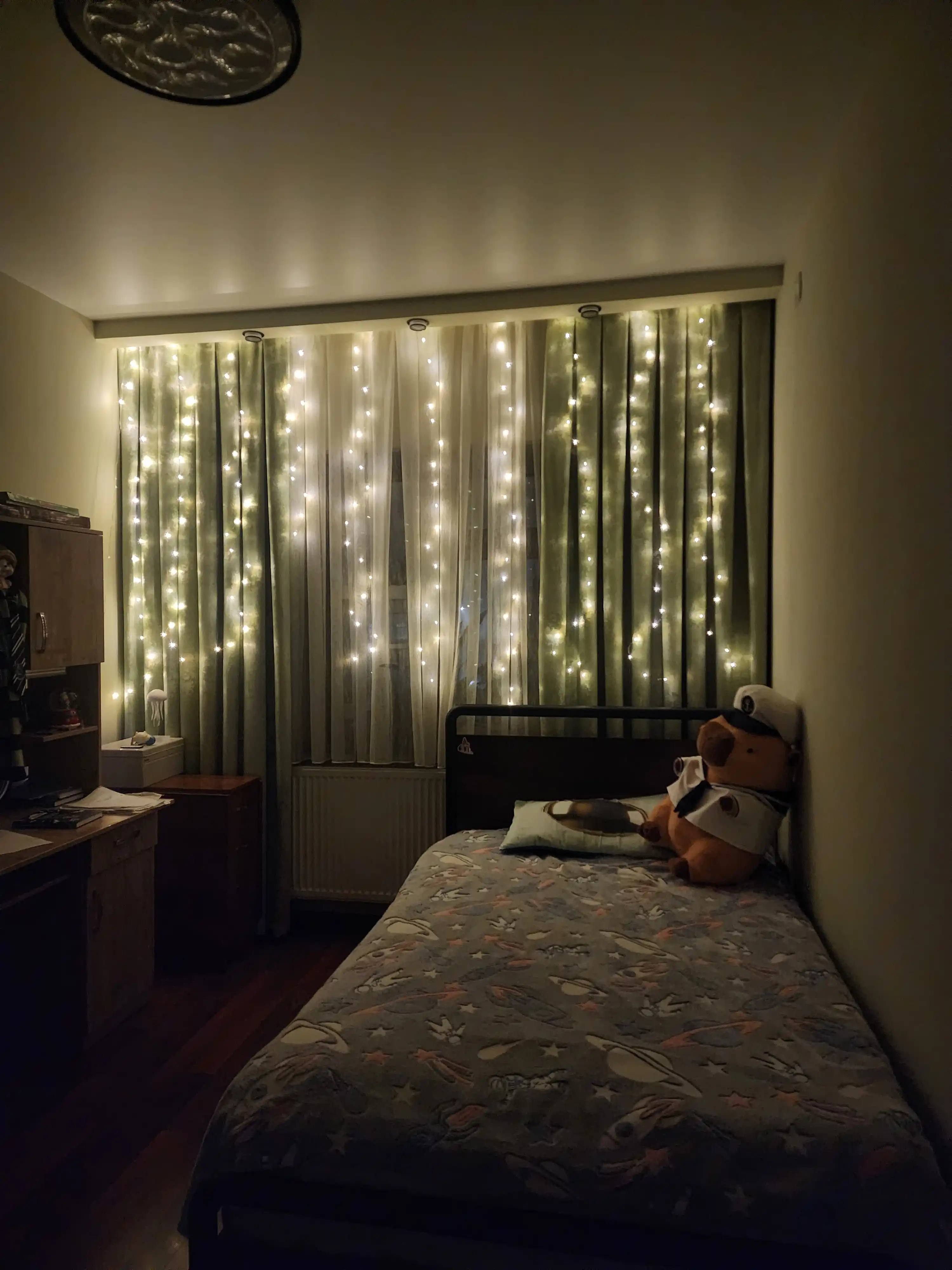 LED girlyanda pardasi Rosa 3x3, 3x2, 3x1 m — 8 rejim, pult, 10 ta ilgak, yangi yil uchun