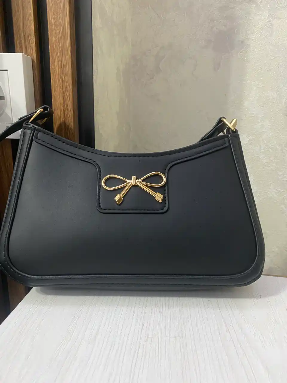 Ayollar uchun mini sumka, qora, yelka orqali taqiladigan, dekorativ bantikli crossbody