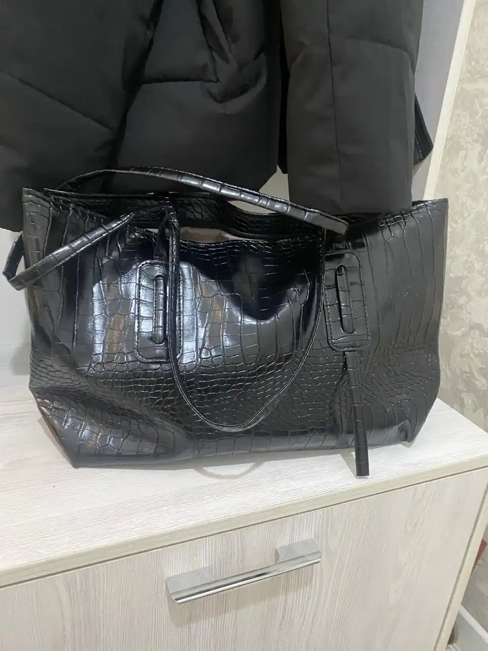Ayollar uchun laklangan shopper sumka ZARMINA, eko-charm, krokodil teksturali, qora
