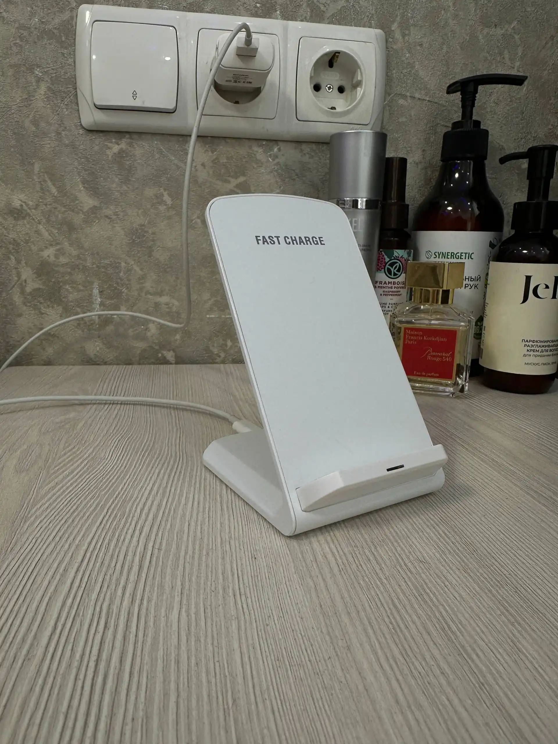 IPhone va Android uchun telefon qo‘ygichli simsiz quvvatlagich