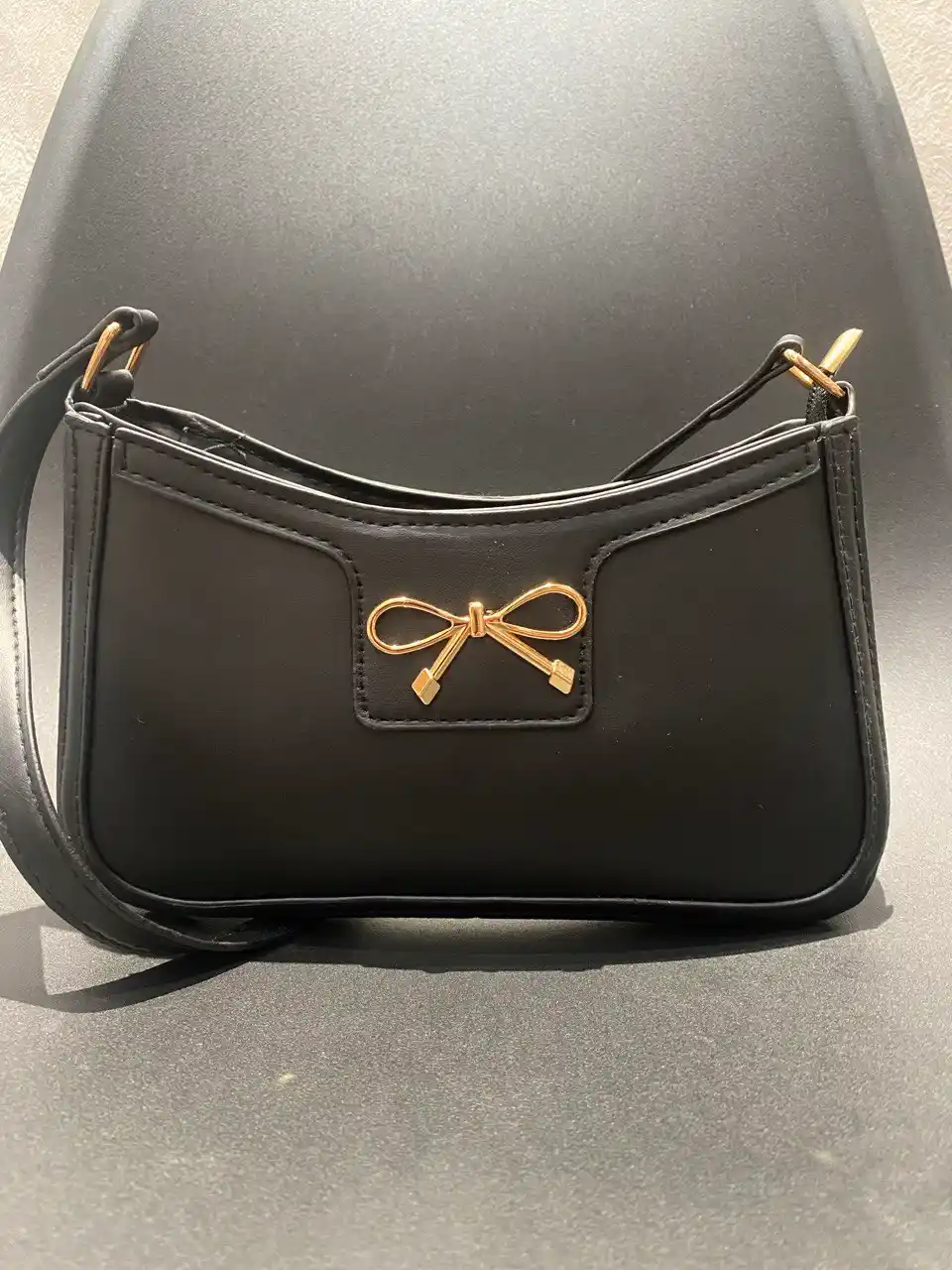 Ayollar uchun mini sumka, qora, yelka orqali taqiladigan, dekorativ bantikli crossbody