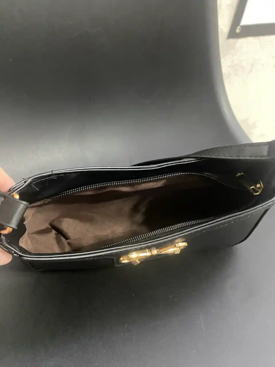 Ayollar uchun mini sumka, qora, yelka orqali taqiladigan, dekorativ bantikli crossbody