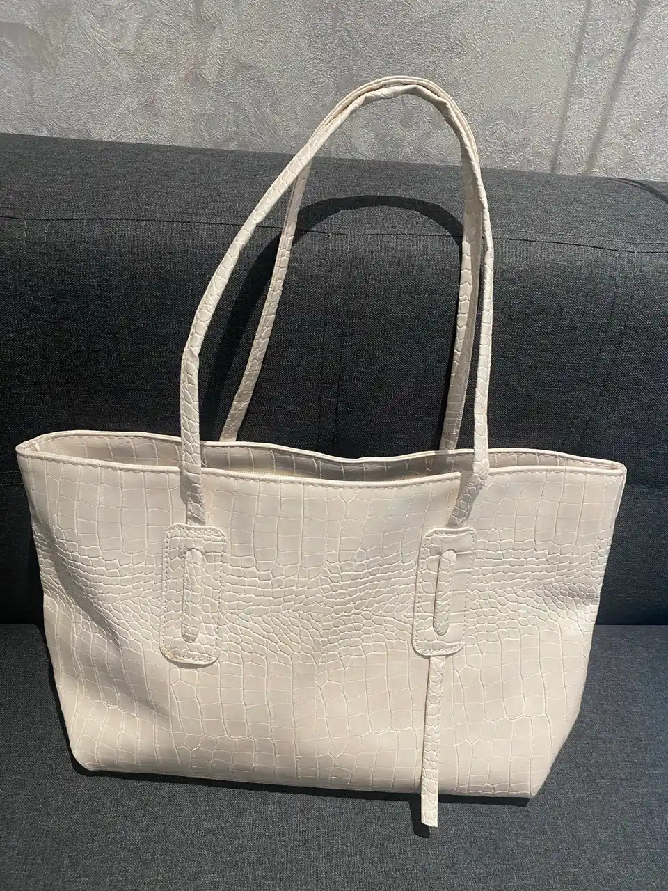 Ayollar uchun laklangan shopper sumka ZARMINA, eko-charm, krokodil teksturali, qora