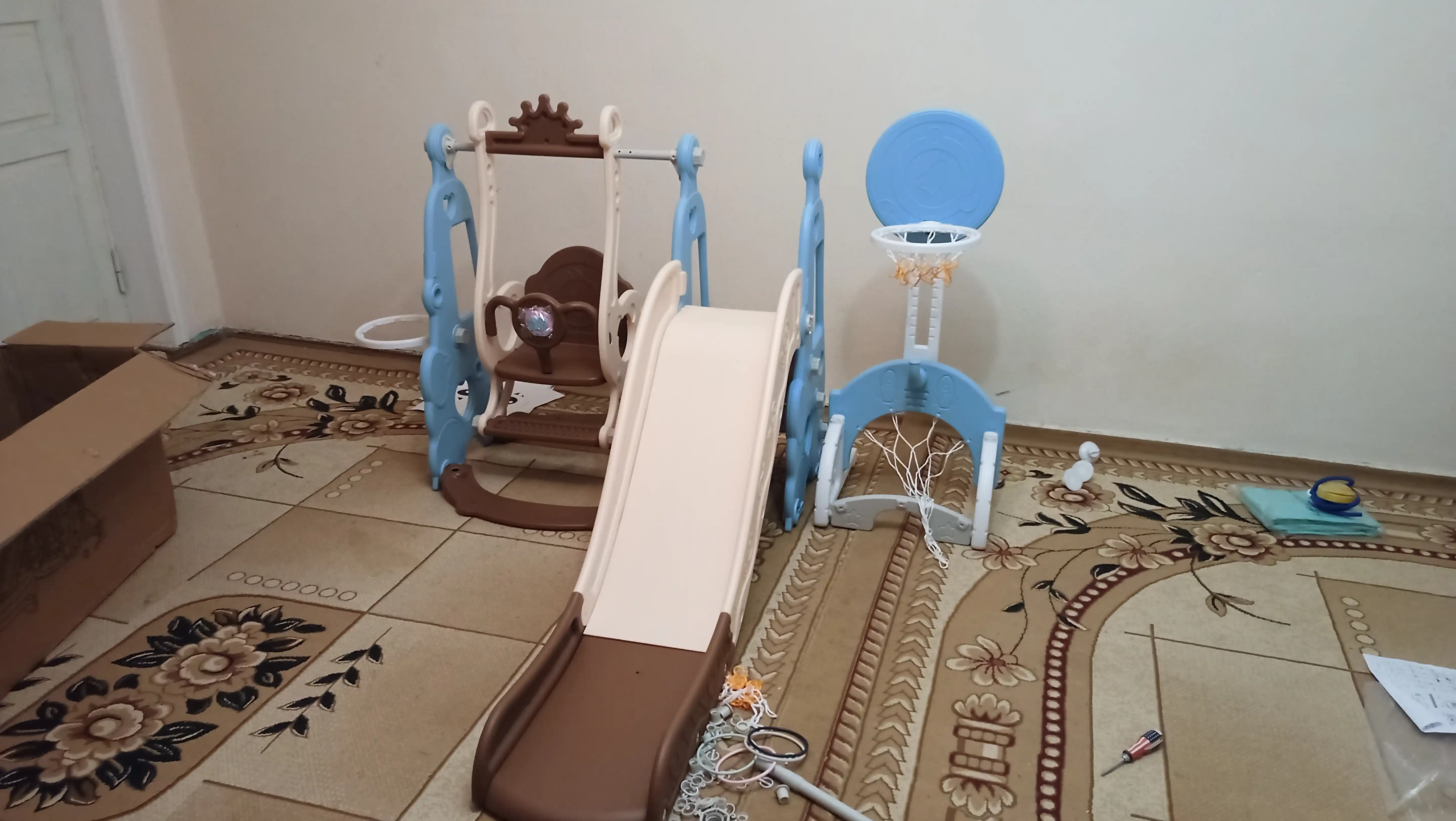 Детская горка, качели, баскетбольное кольцо, бассейн, футбольные ворота и мячи
