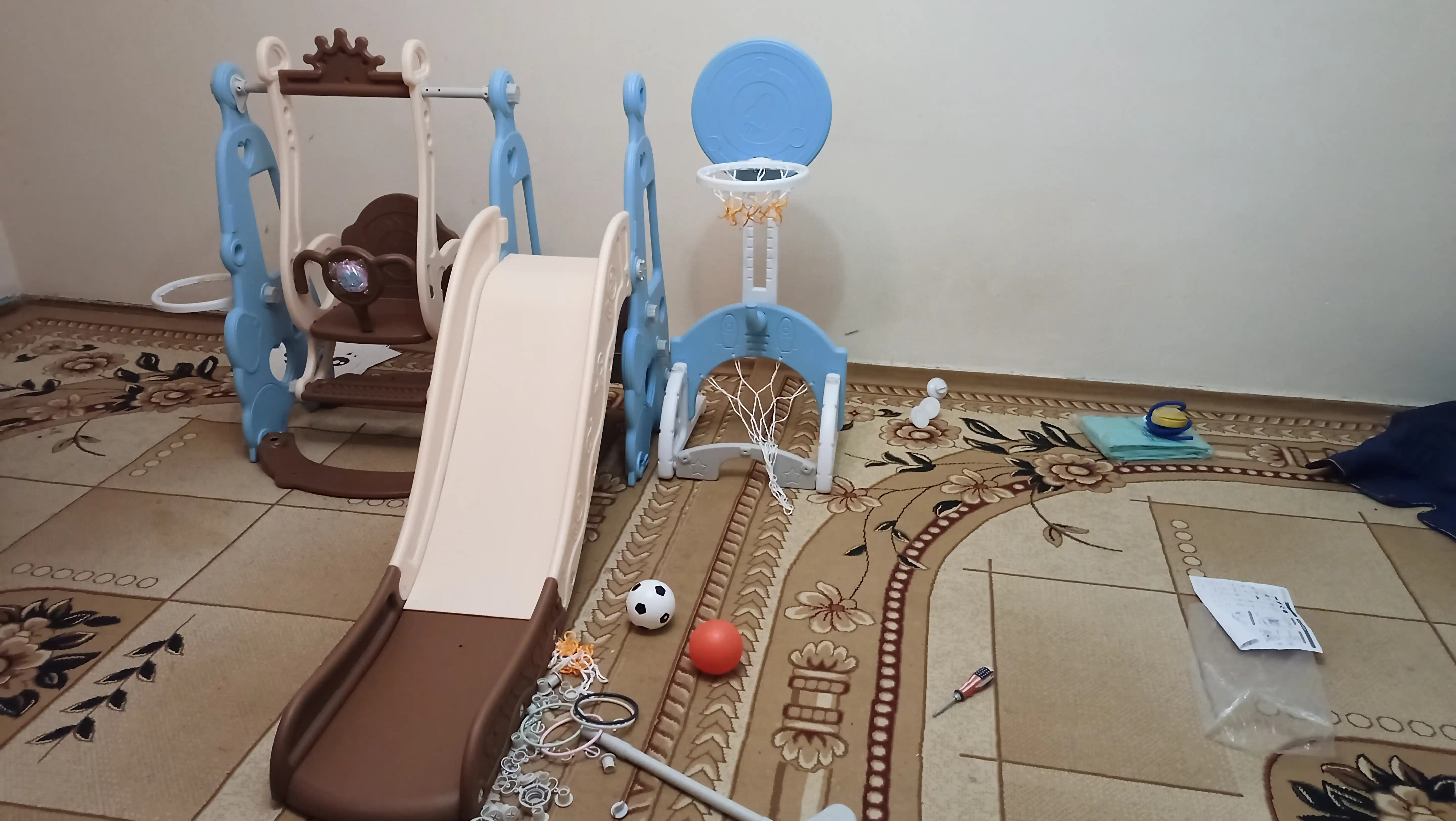 Детская горка, качели, баскетбольное кольцо, бассейн, футбольные ворота и мячи