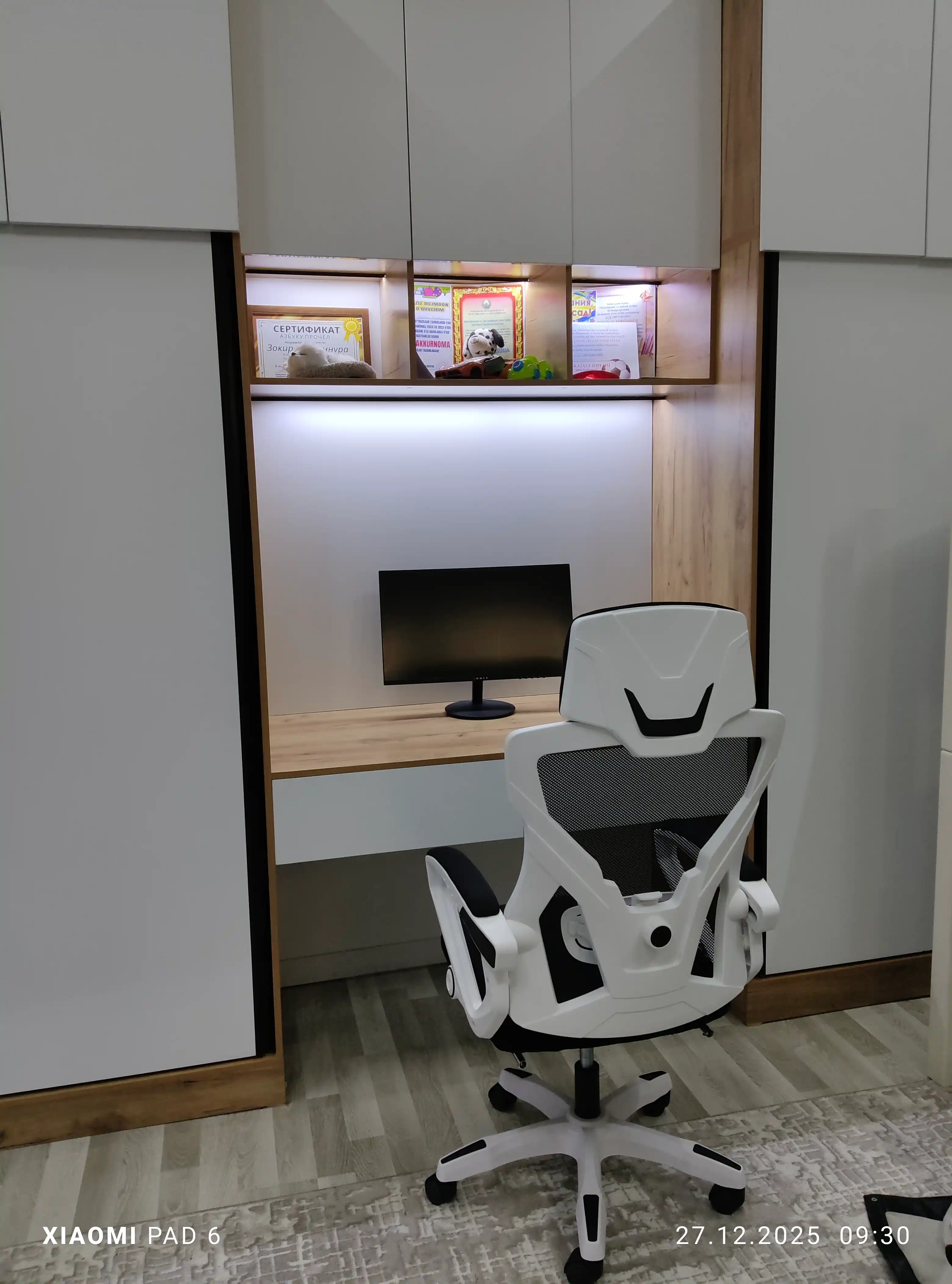 Ofis kreslosi, ergonomik,sozlanuvchan bosh suyanchig'i va bel suyanchig'i
