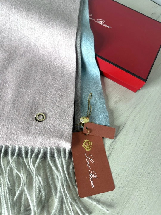 Loro Piana sharf, sovg‘a qutisida