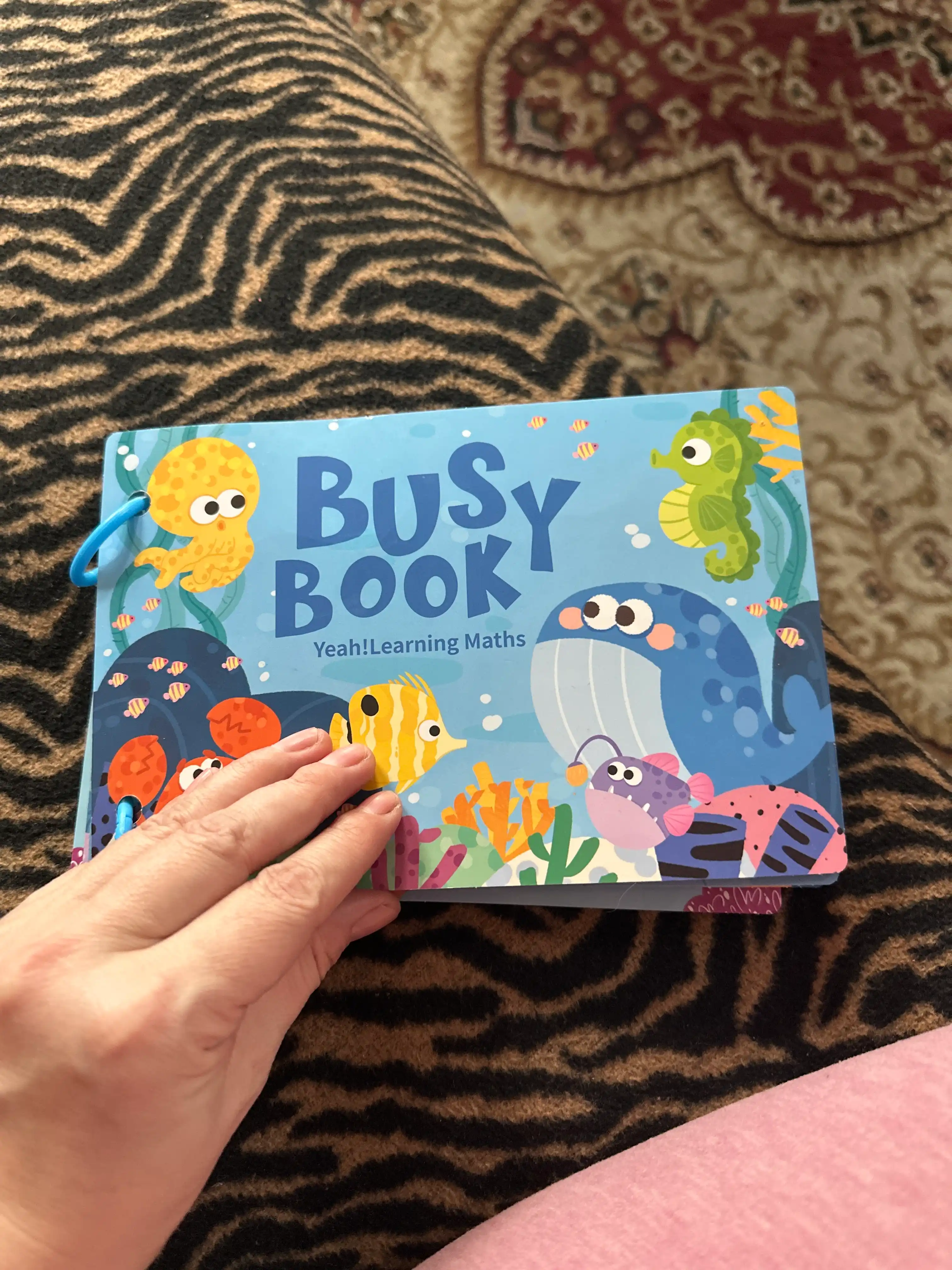 Bolalar uchun o'quv kitobi va alifbosi Busybook, lipuchkali Montessori kitobi