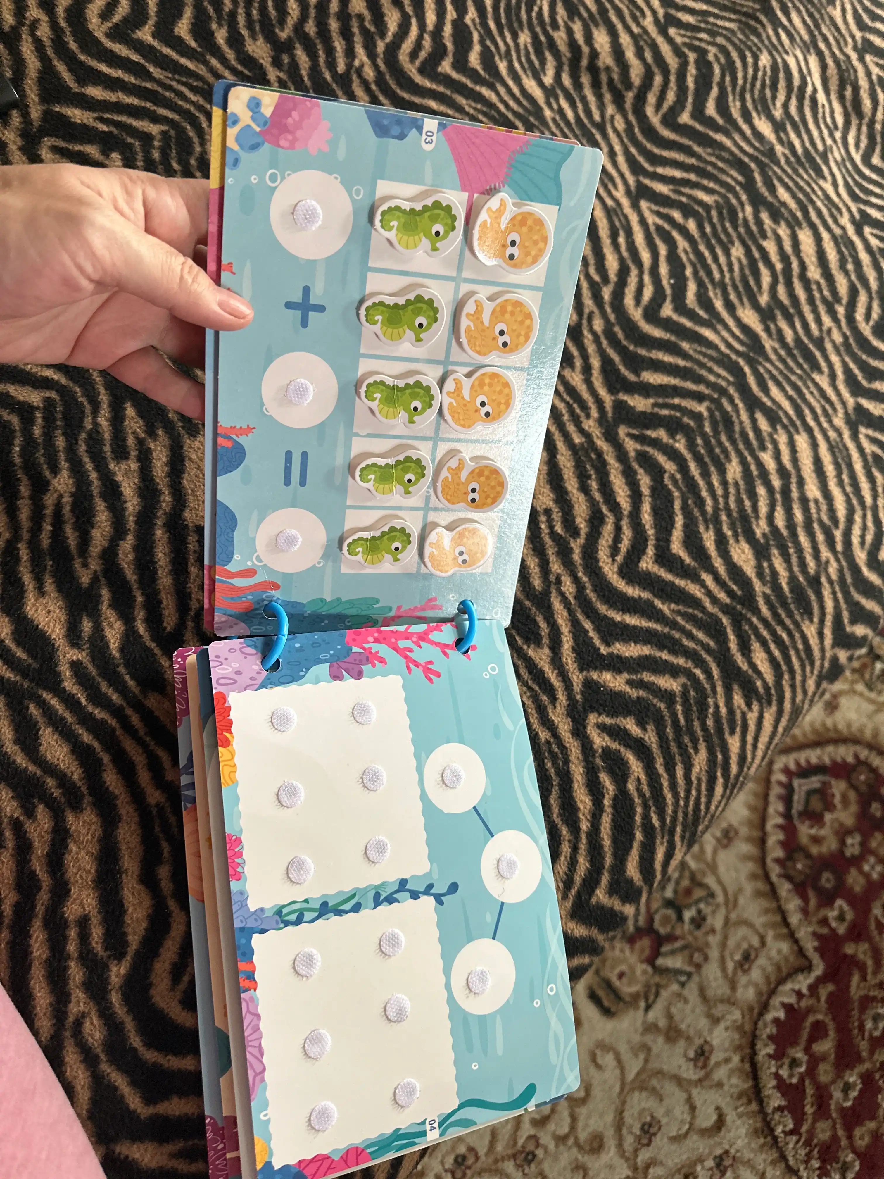 Bolalar uchun o'quv kitobi va alifbosi Busybook, lipuchkali Montessori kitobi