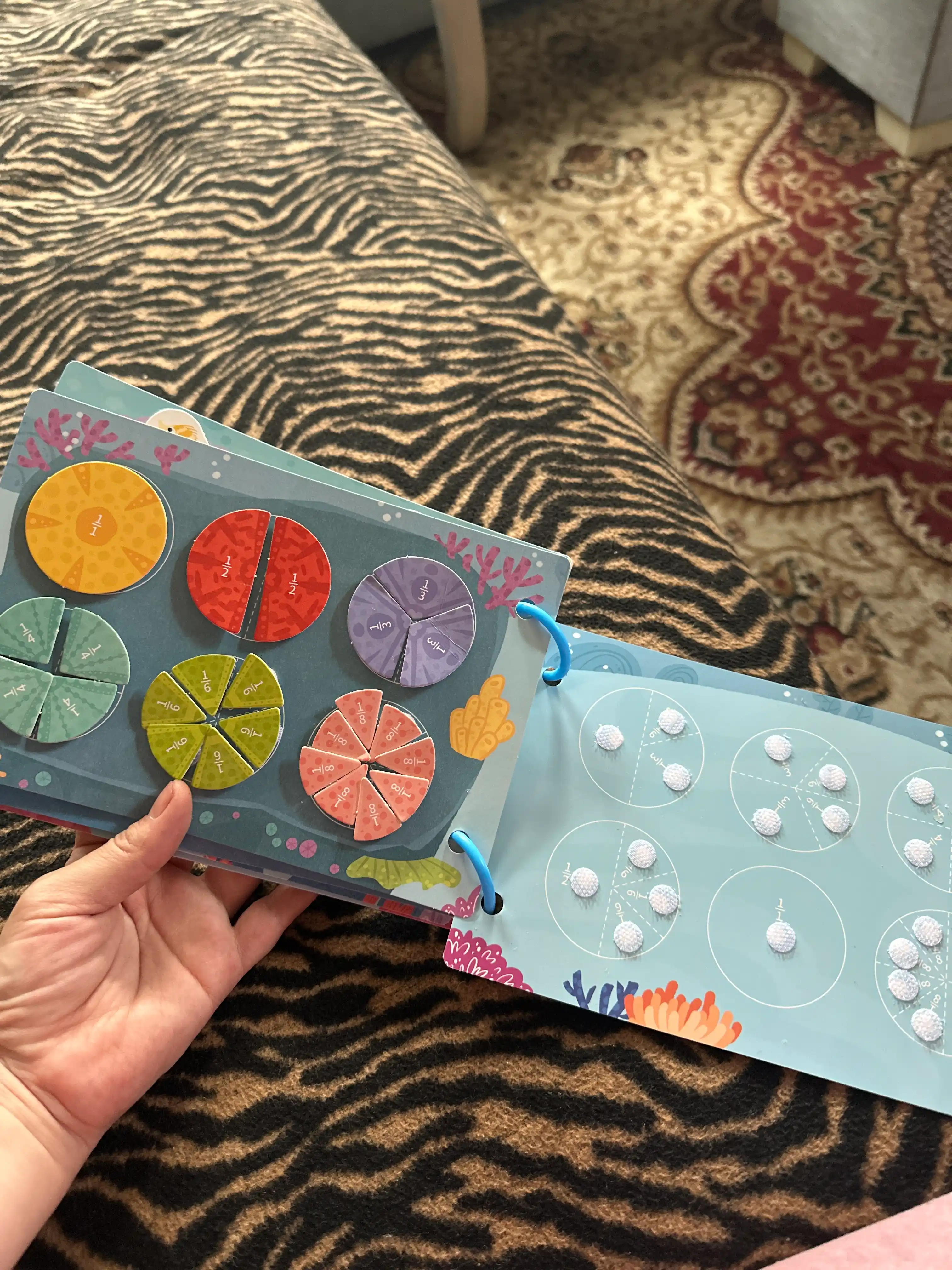 Bolalar uchun o'quv kitobi va alifbosi Busybook, lipuchkali Montessori kitobi