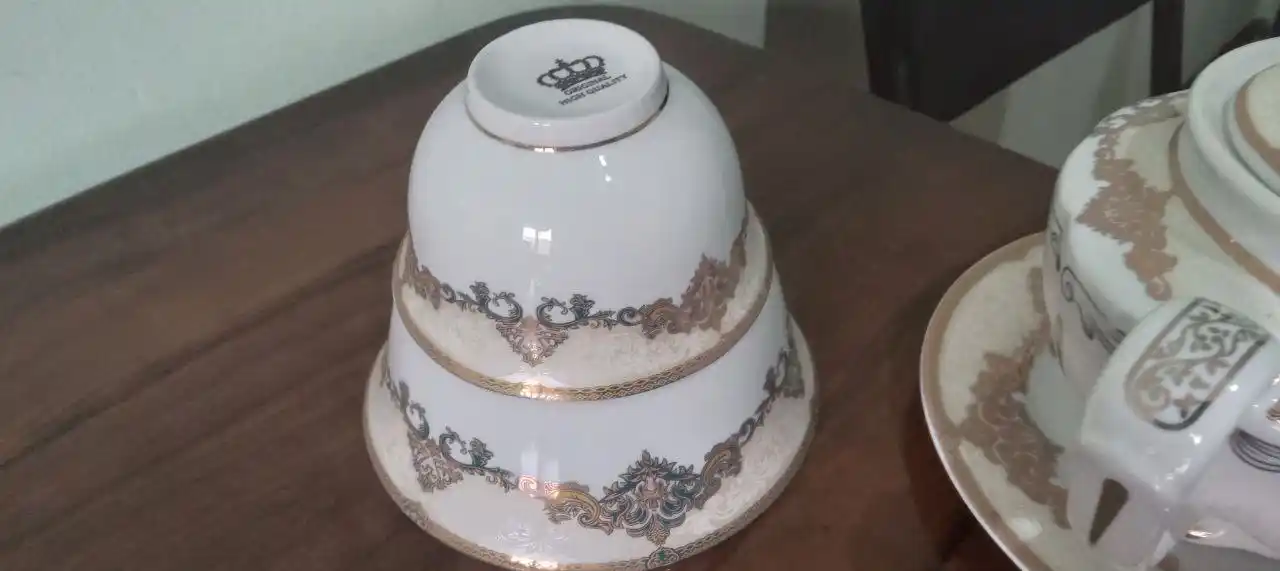 Chinni idishlar to‘plami – 12 kishilik, oltin naqshli stol anjomlari
