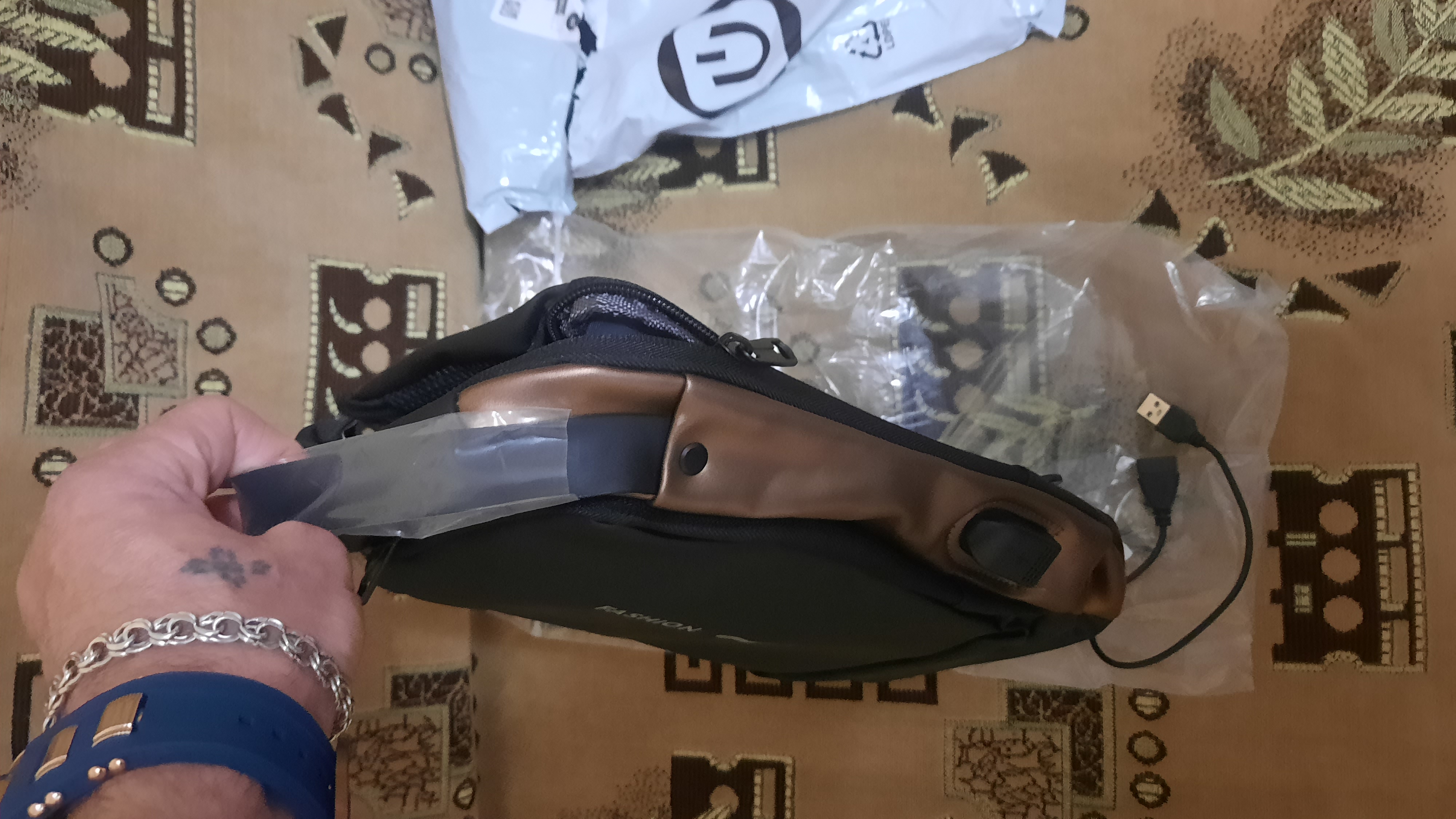Erkaklar sumkasi, barsetka, bananka, qulfli va USB zaryadlovchi bilan, elkama