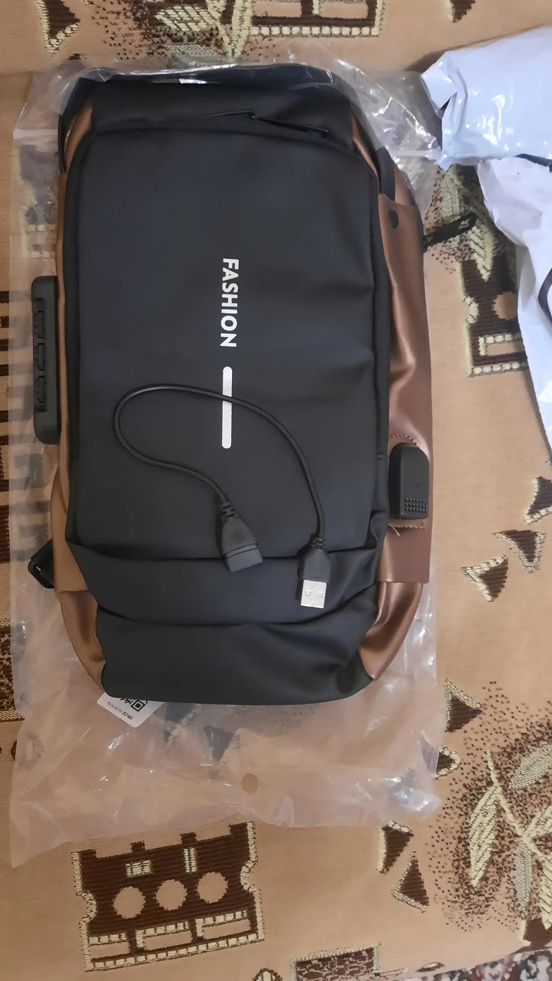 Erkaklar sumkasi, barsetka, bananka, qulfli va USB zaryadlovchi bilan, elkama