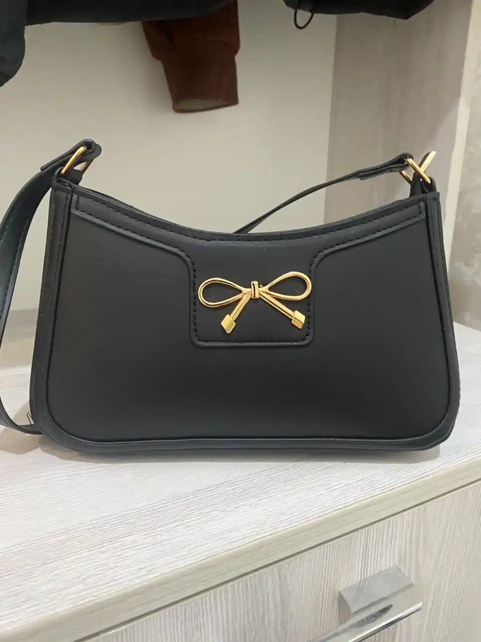 Ayollar uchun mini sumka, qora, yelka orqali taqiladigan, dekorativ bantikli crossbody