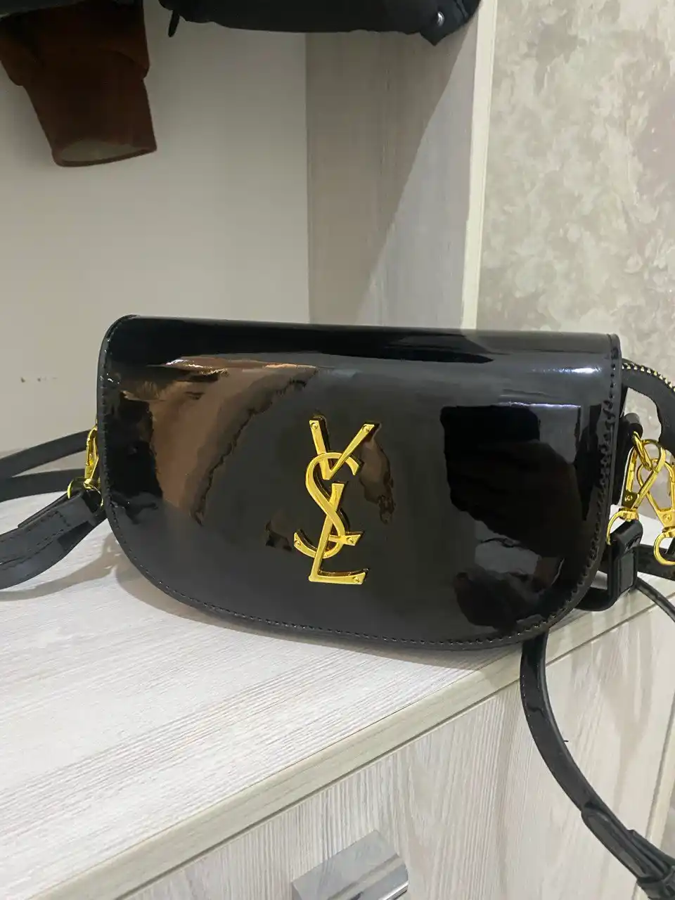Yelkasi orqali ayollar loklangan sumkasi, mini baget, yaltiroq, metall furniturali