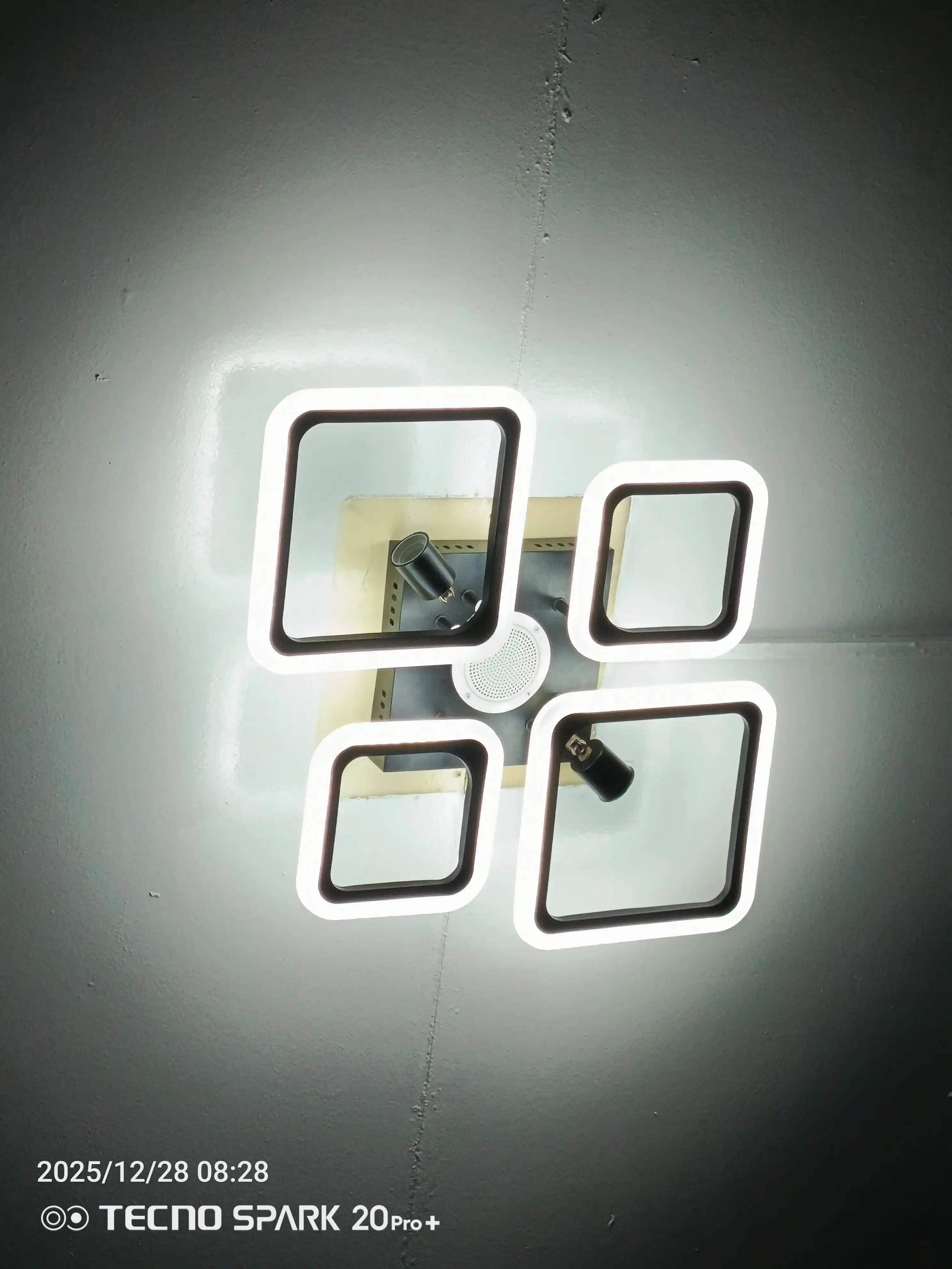 Люстра потолочная LED колонкой с пультом, 3 режима освещения, для спальни, зала и кухни