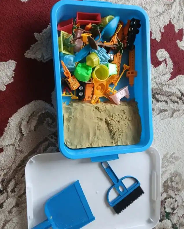 Kinetik qum va qum qutisi bilan, plastilin, bolalar uchun o'yinchoq