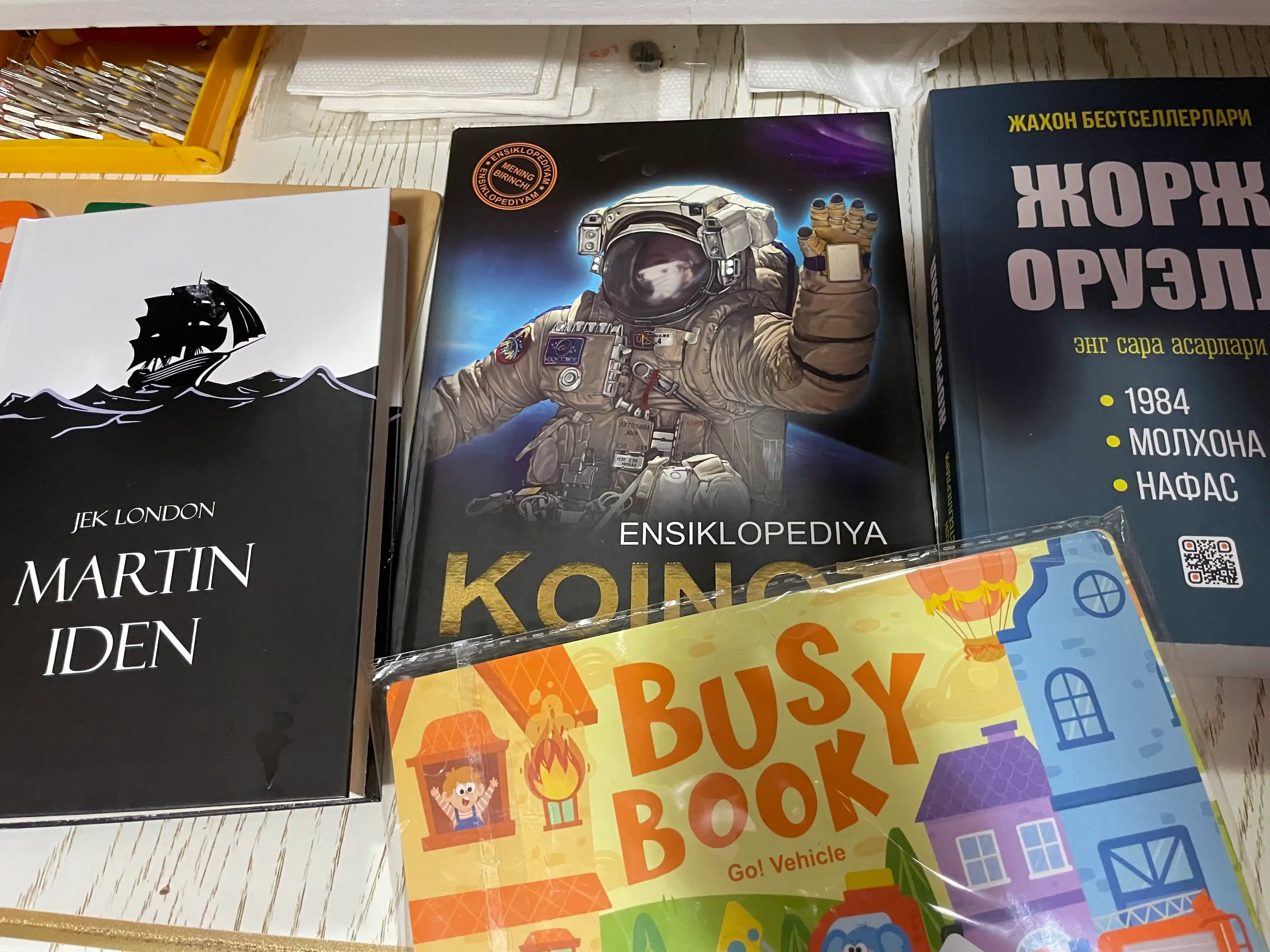 Bolalar uchun o'quv kitobi va alifbosi Busybook, lipuchkali Montessori kitobi